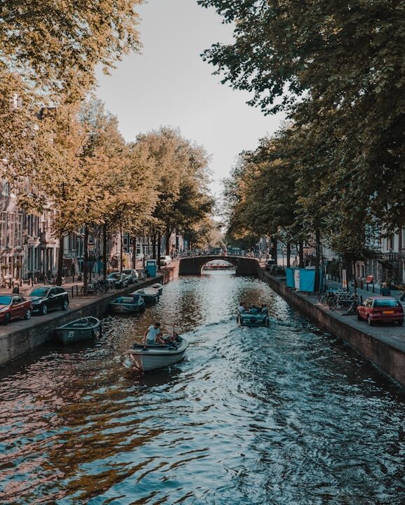 Als het regent in Amsterdam: De fijnste manieren om toch een spectaculaire avond te hebben