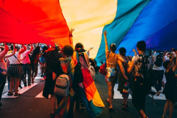 Veiligheid voor de queergemeenschap in het digitale tijdperk: uitdagingen en innovaties