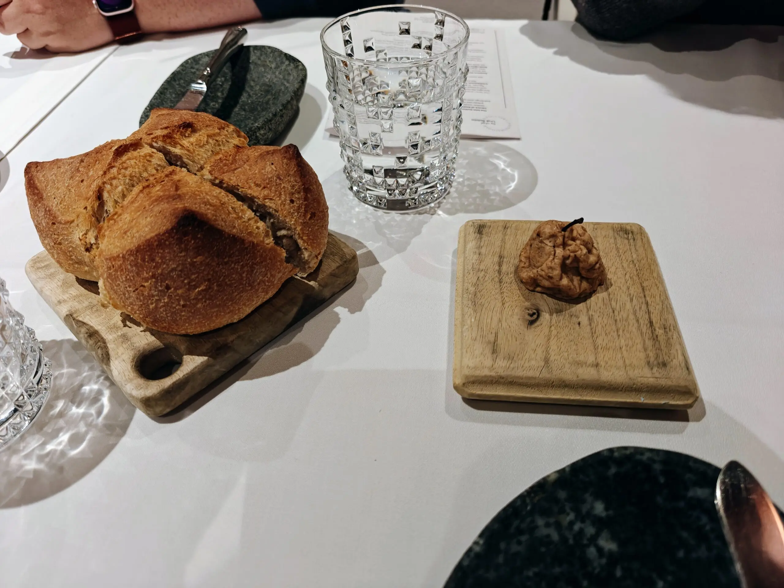 Vers brood en boter met peer bij Hiša Linhart