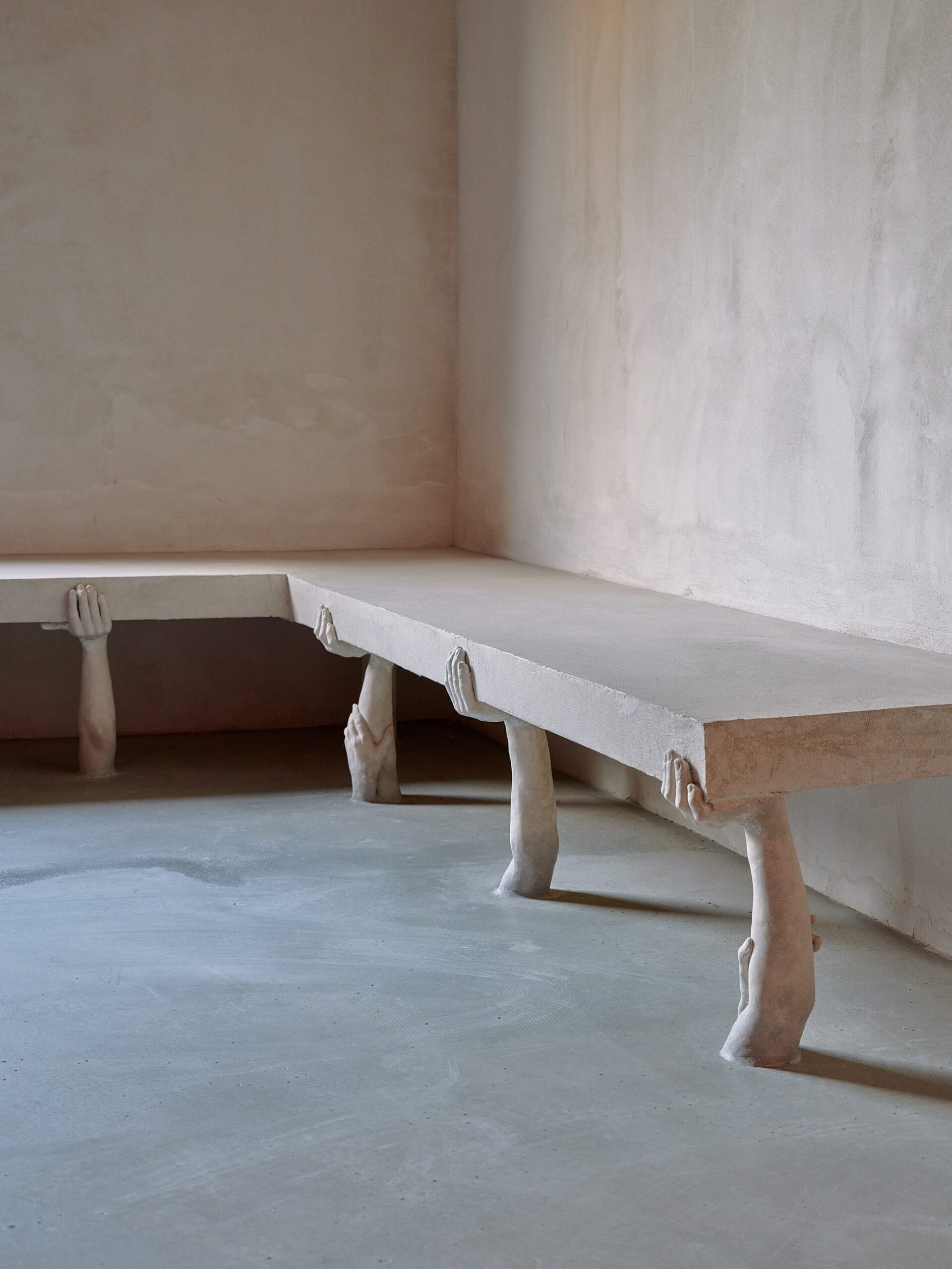 Installatieoverzicht van ‘Bar Far’ (2025), cementbindmiddel, gips, gaas, hout, staal, draadgaas, siliconenlijm, epoxypasta, polymeerplamuur, schroeven, deuvels, acrylverf, vernis, stucwerk, neonbord, kaarsen, glazen en lucifers. Alle afbeeldingen met dank aan Clementine 