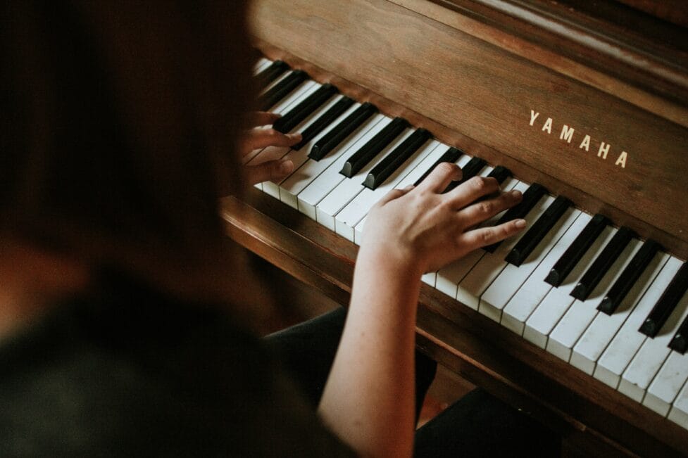 Creatief ontspannen: waarom piano spelen een comeback maakt bij volwassenen