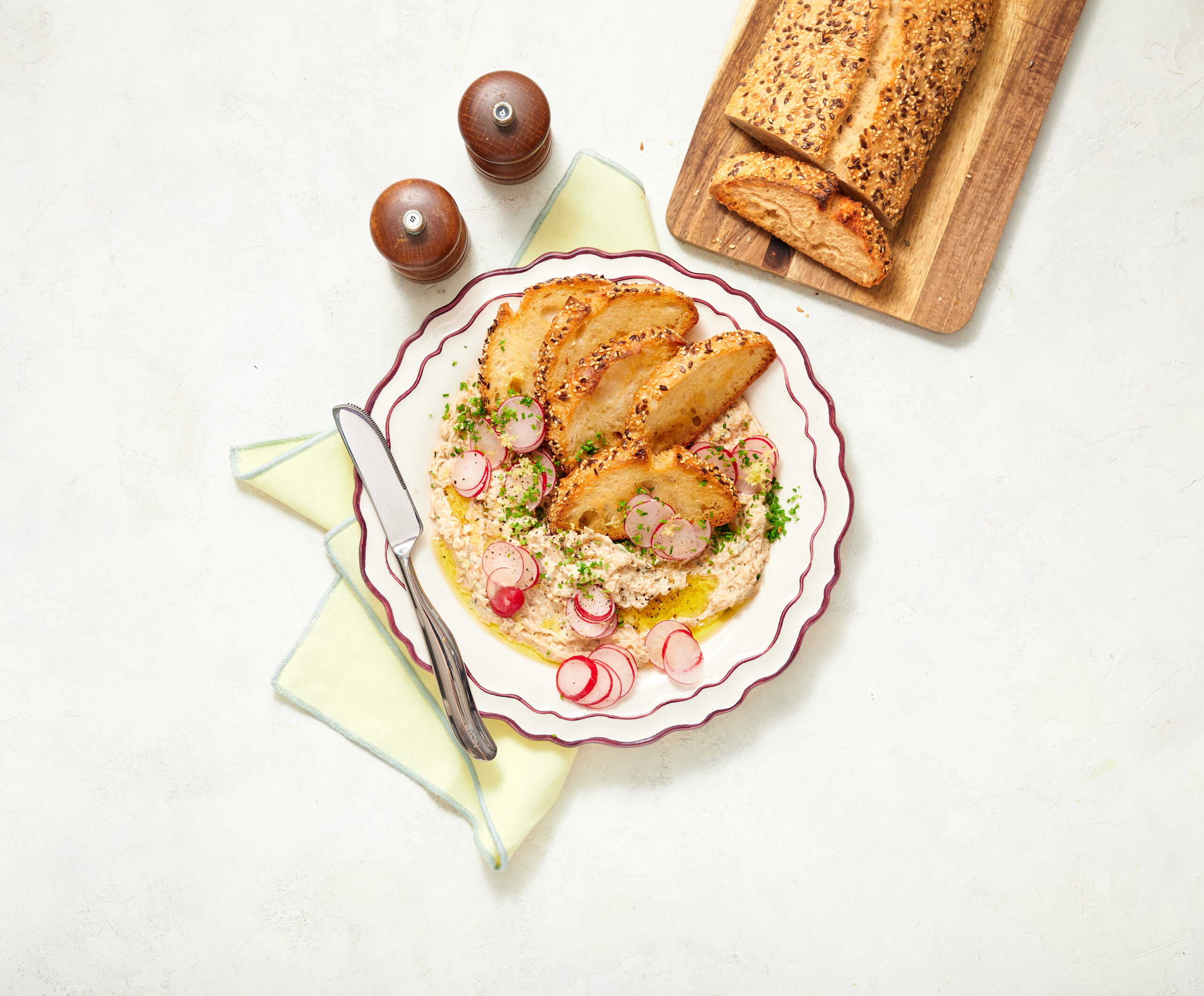 Ciabatta met sjalottendip en ingelegde radijs