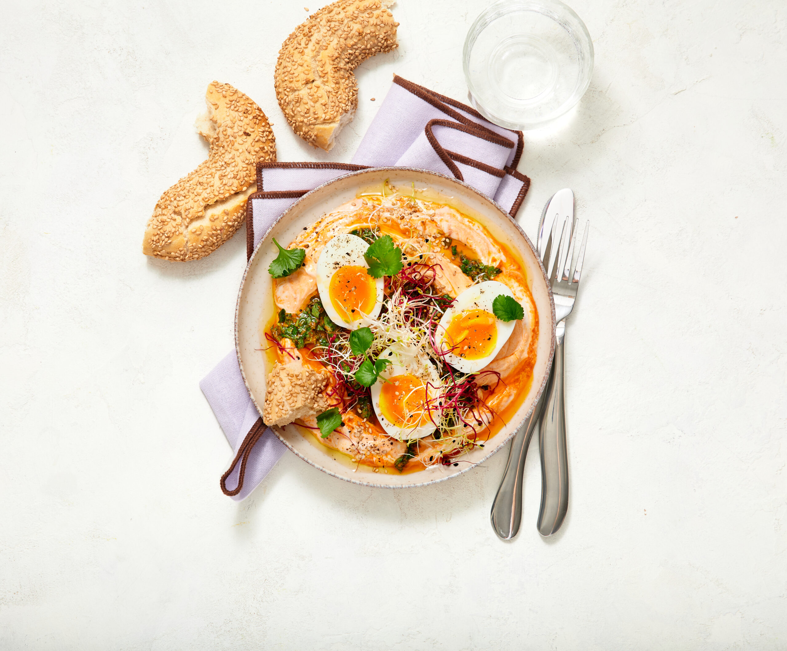 Zachtgekookte eitjes met harissa-hangop en chermoula