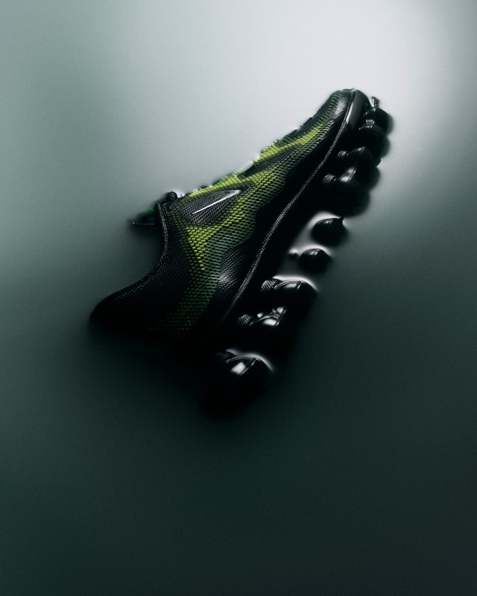 Nike Air Liquid Max sneaker met een gifgroen patroon, chromen Swoosh en een zwarte zool met opvallende ronde Air-units