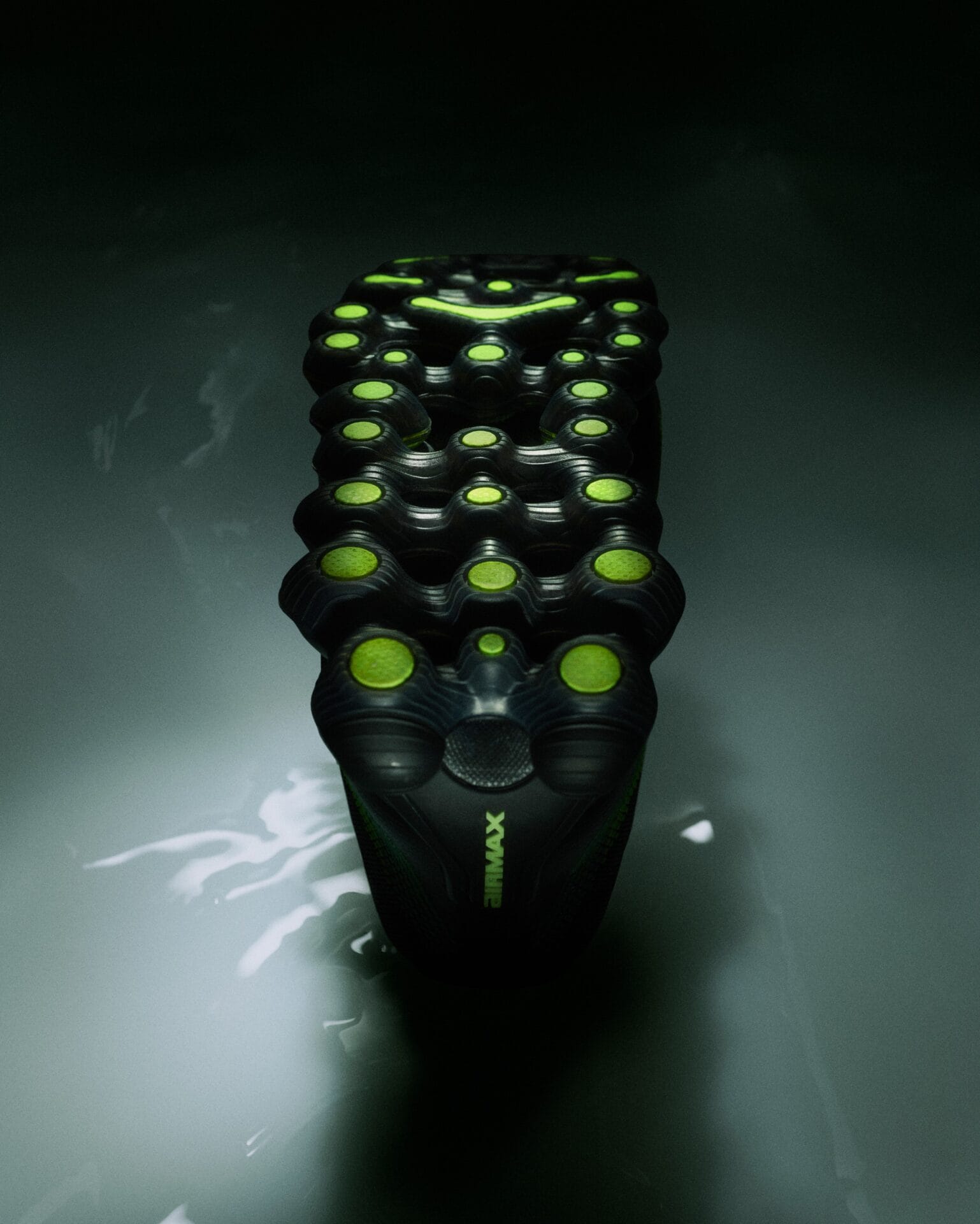 Onderaanzicht van de Nike Air Liquid Max zool met gifgroene point-loaded Air-units in een golvend, zwart patroon