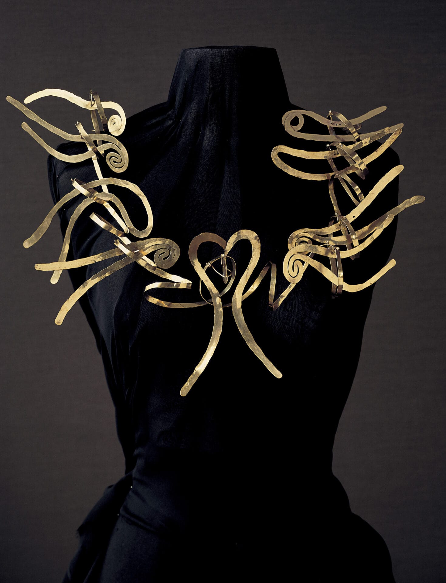 Harps and Heart, c. 1937. Brass wire, loop: 40"; element: 6 1/4" x 4". Photograph by Maria Robledo © Calder Foundation, New York.