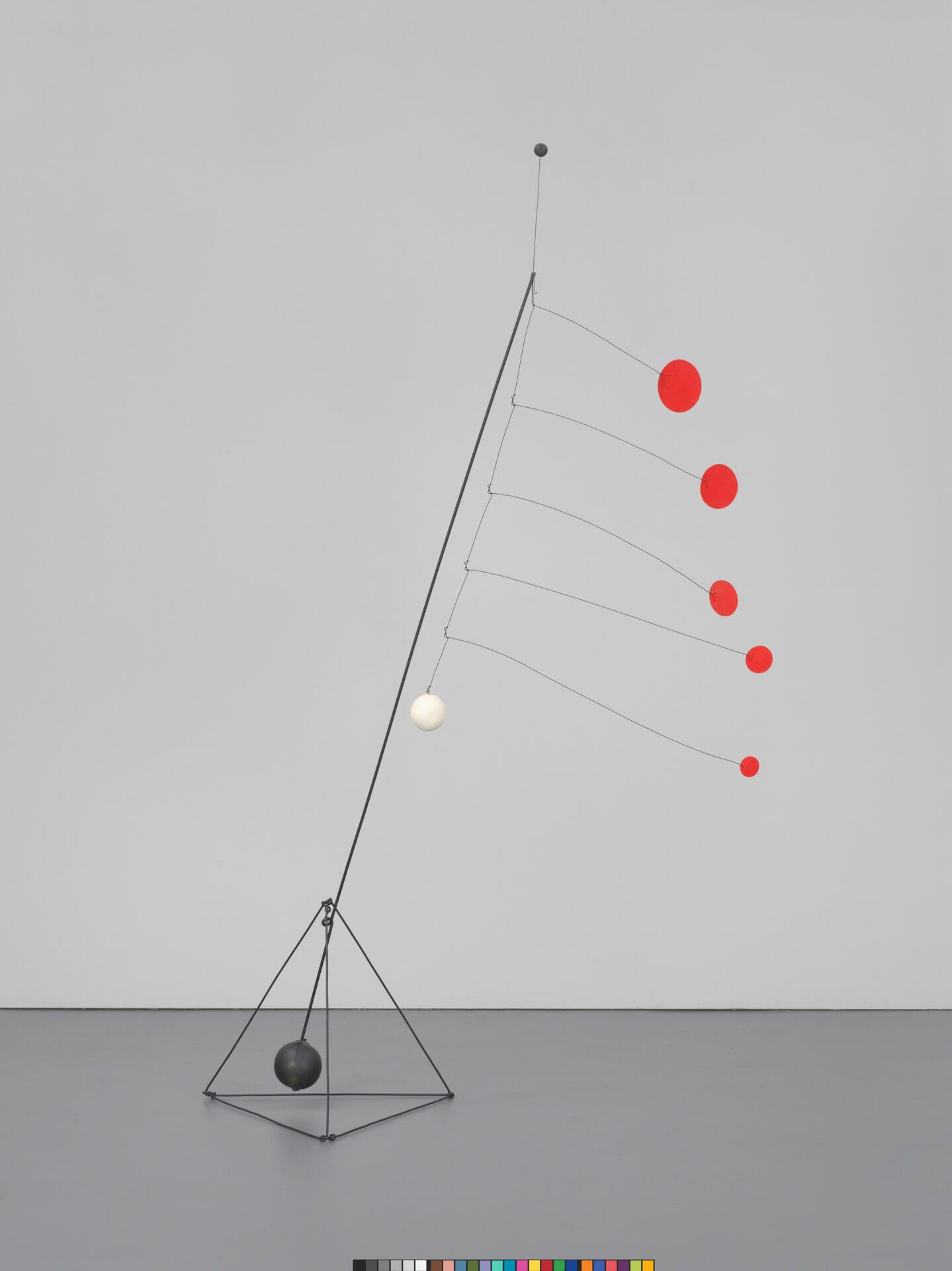 Object with Red Discs, 1931. Painted steel rod, wire, wood and sheet aluminum, Overall (variable): 87 1/2 × 52 1/4 × 24 1/2in. (222.3 × 132.7 × 62.2 cm). Purchase,with funds from the Mrs. Percy Uris Purchase Fund. Inv. N.: 86.49a-c - Artwork Location: Whitney Museum of American Art, New York, USA