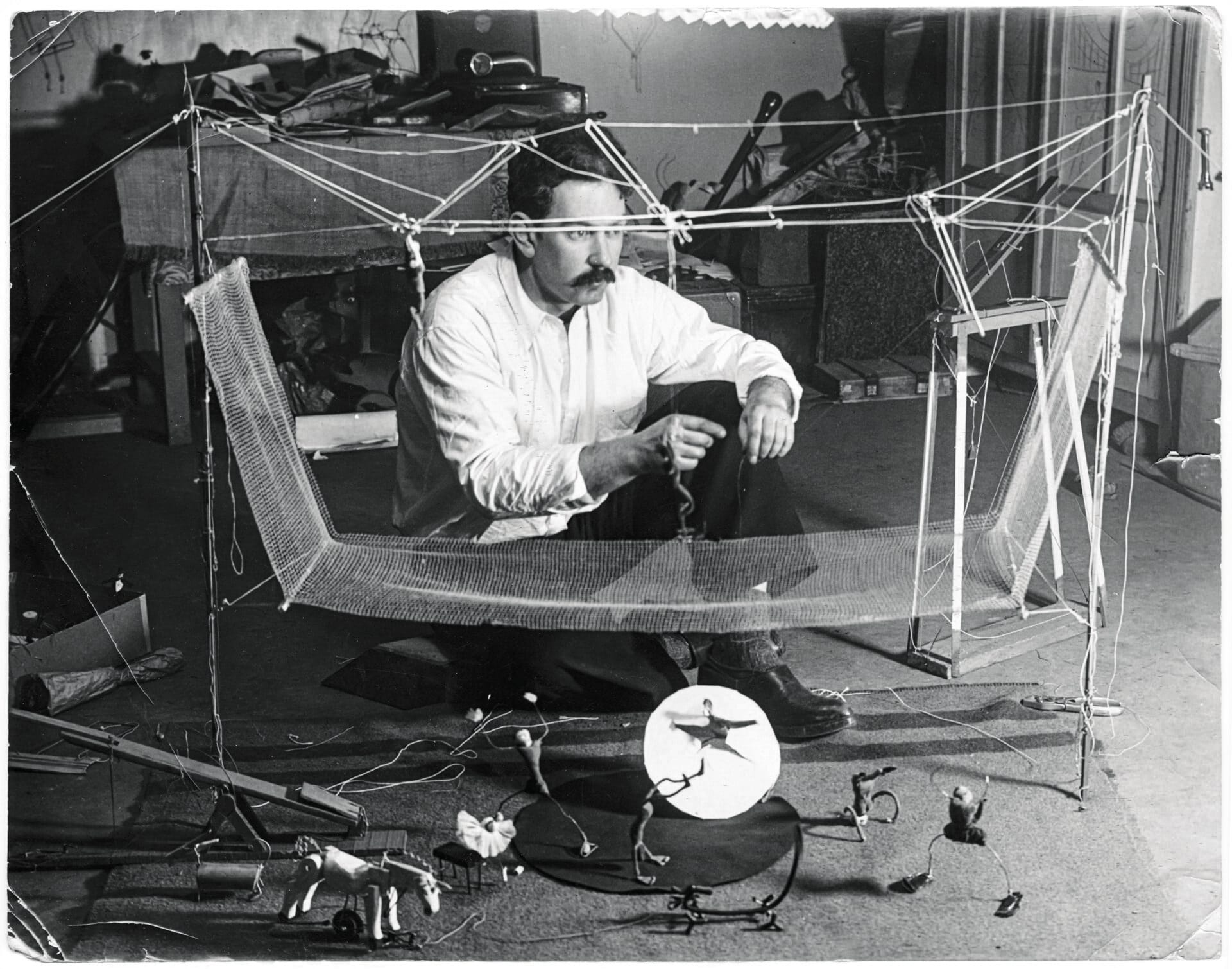 Calder with Cirque Calder (1926–31), 1929. Photograph by Sacha Stone.