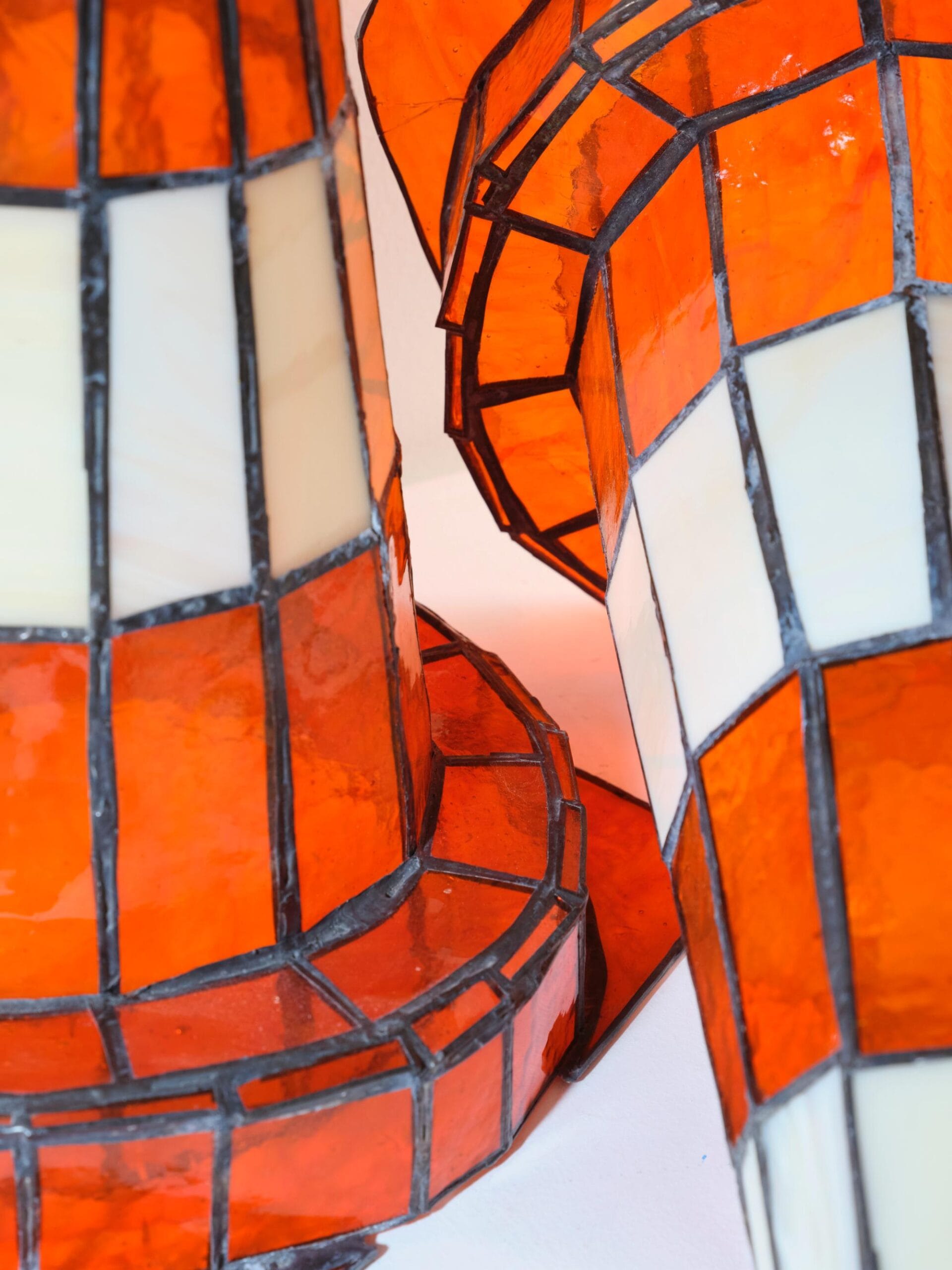 Pia Hinz maakt gereedschap van glas-in-lood