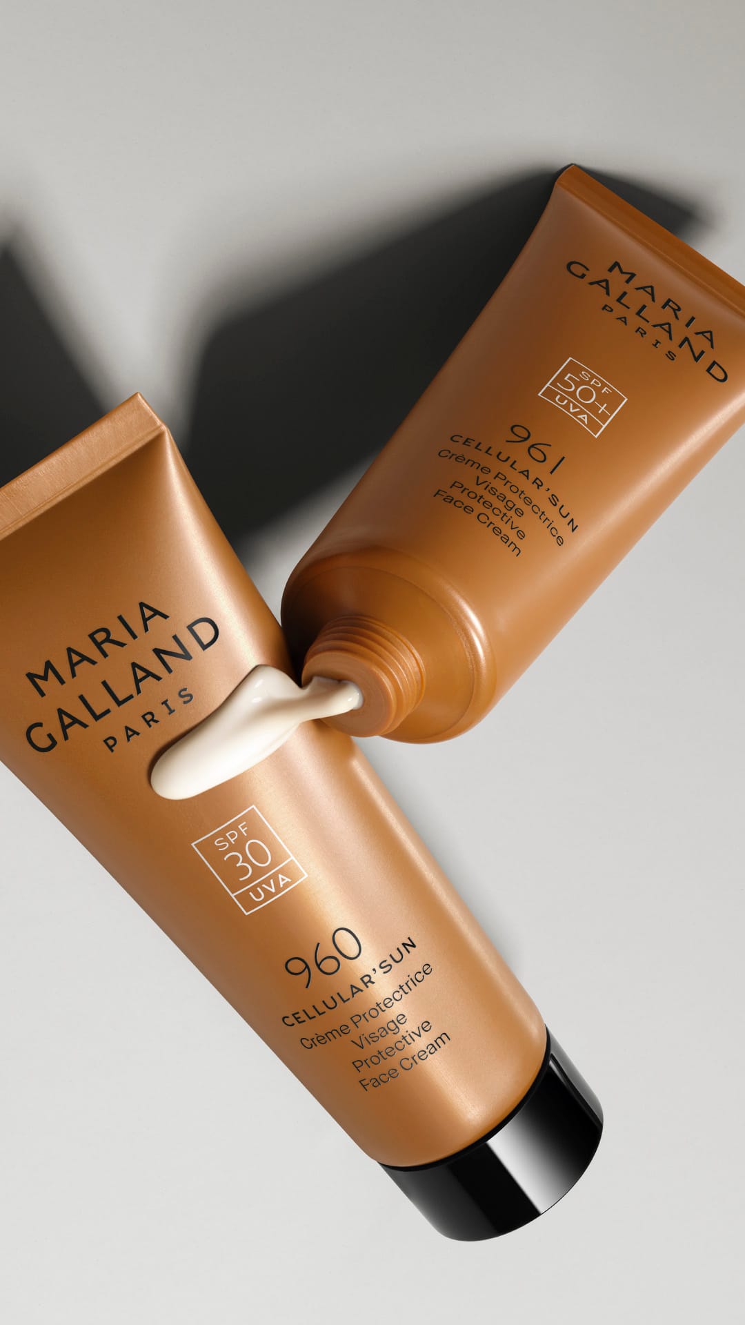 Twee tubes Maria Galland Cellular Sun gezichtszonnecrème, SPF 30 en SPF 50+, met een toefje crème op de verpakking