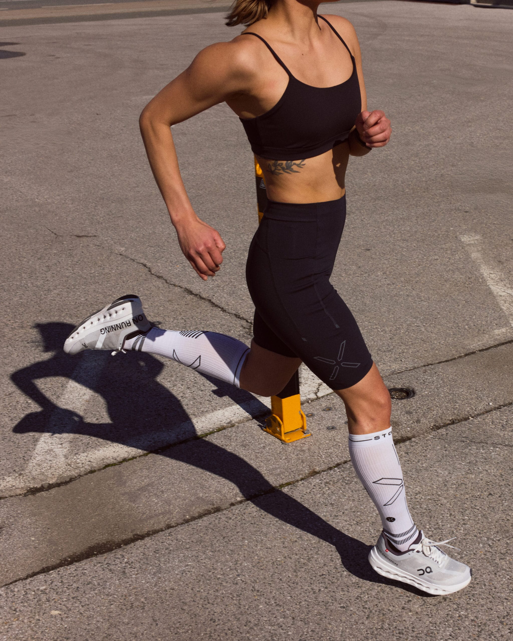 De nieuwe STOX SS26 Running Tights in de kleur Black gedragen door een hardloper in actie