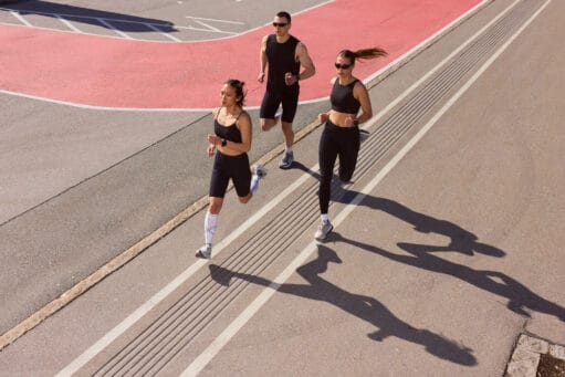 Een sportieve hardloopsessie in de buitenlucht met de nieuwe performance wear van STOX