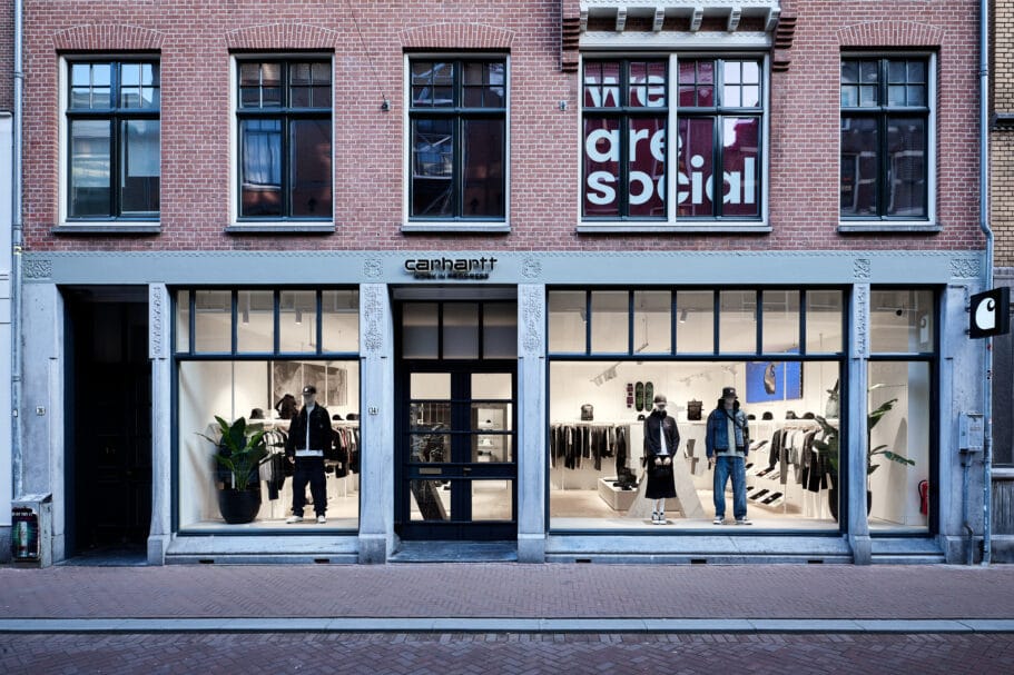 Voorgevel van de Carhartt WIP winkel in een bakstenen gebouw met etalages waarin kleding op etalagepoppen wordt getoond