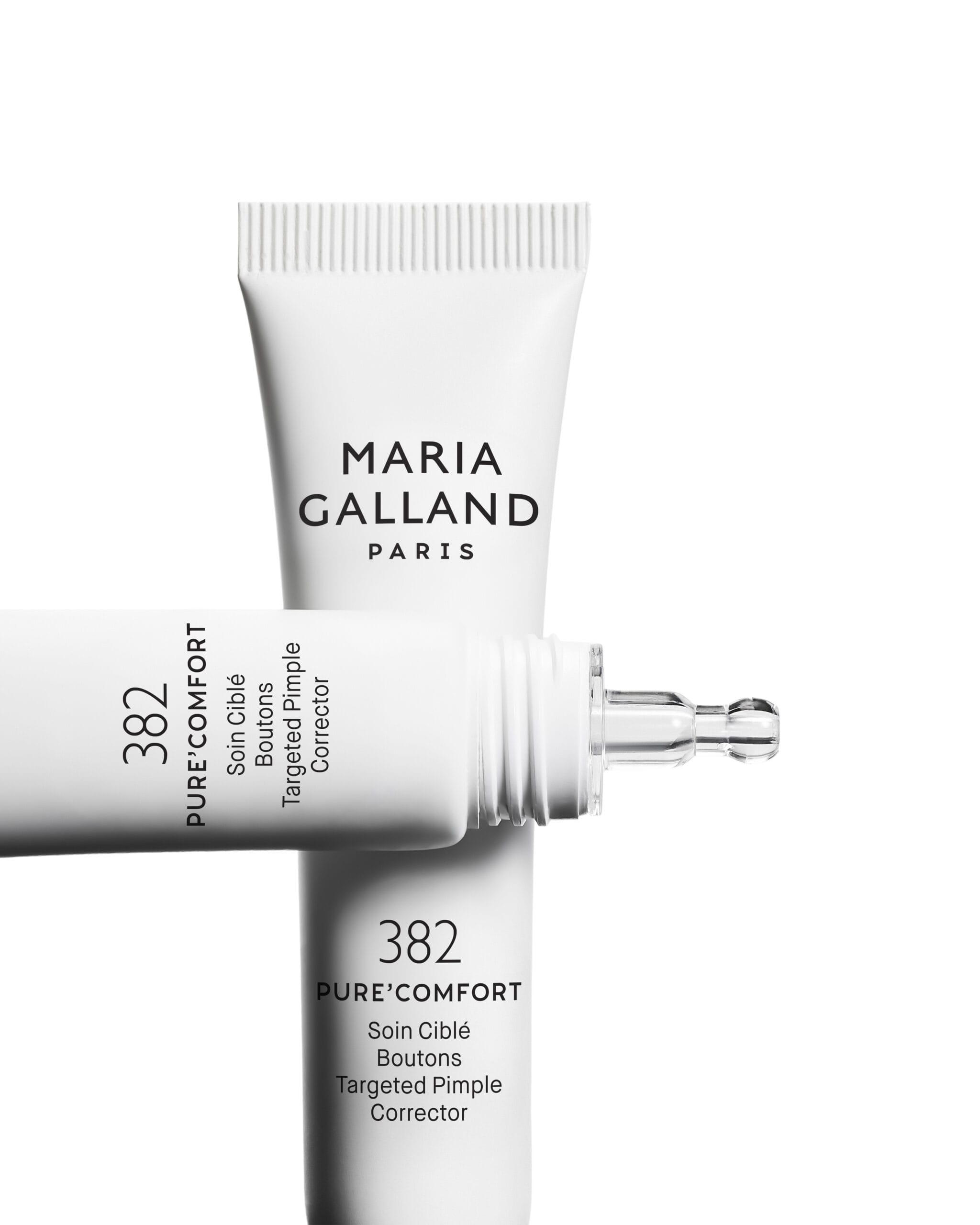 Twee witte tubes Maria Galland 382 Pure’Comfort Targeted Pimple Corrector, waarvan één met een geopende precisie-applicator