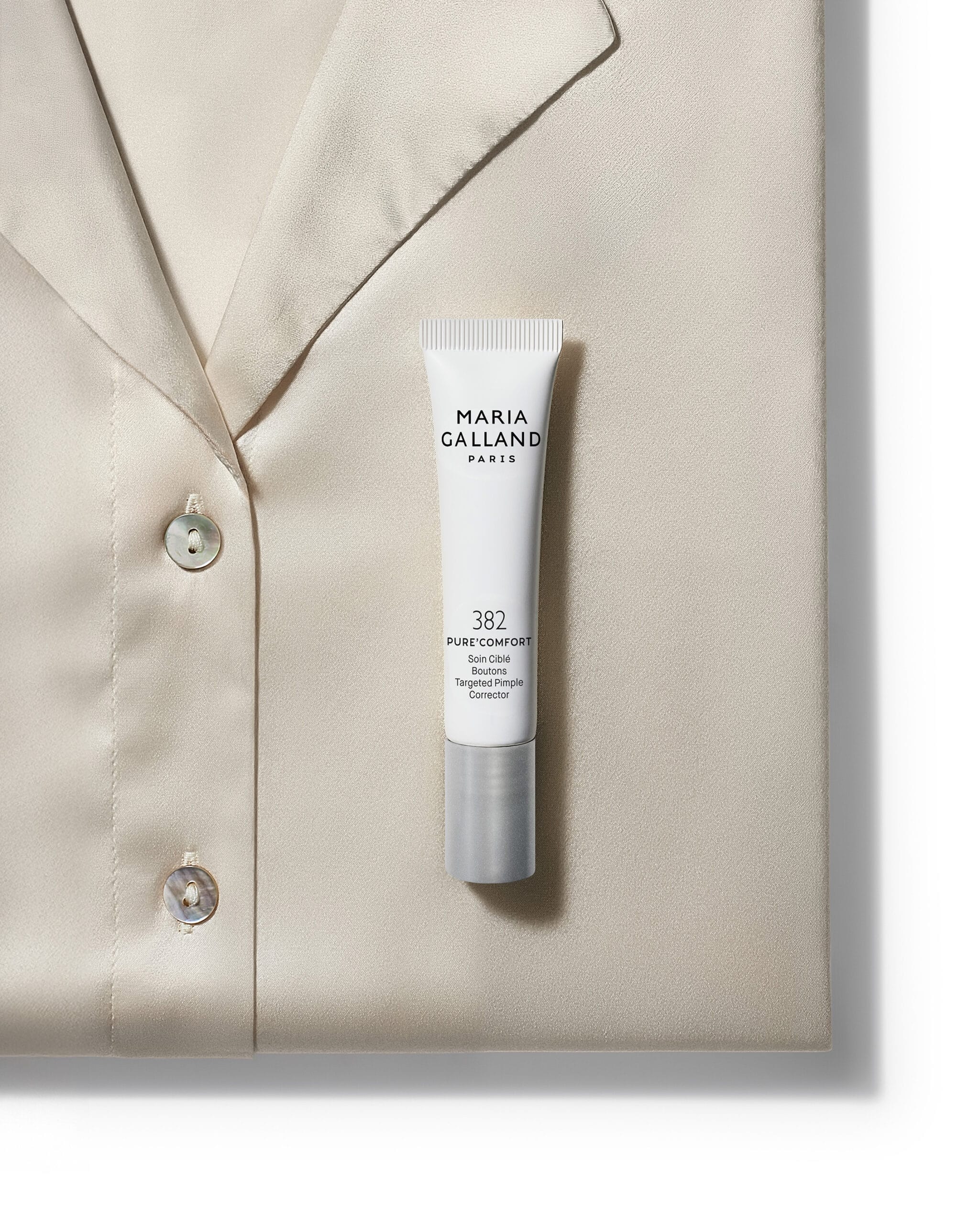 Maria Galland 382 Pure'Comfort Targeted Pimple Corrector tube op een zijden kledingstuk