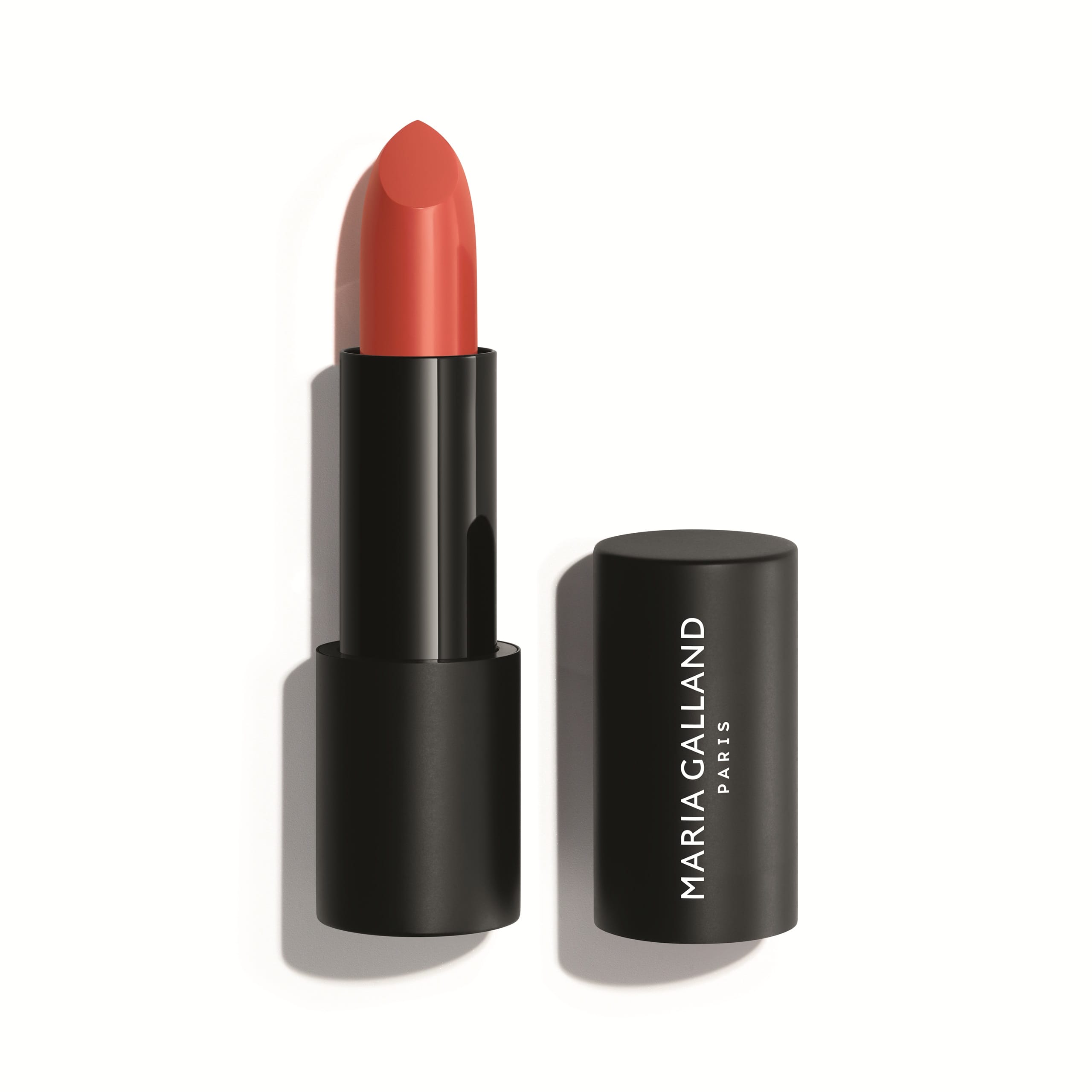Maria Galland koraalrode creamy lippenstift in een zwarte huls met de dop ernaast
