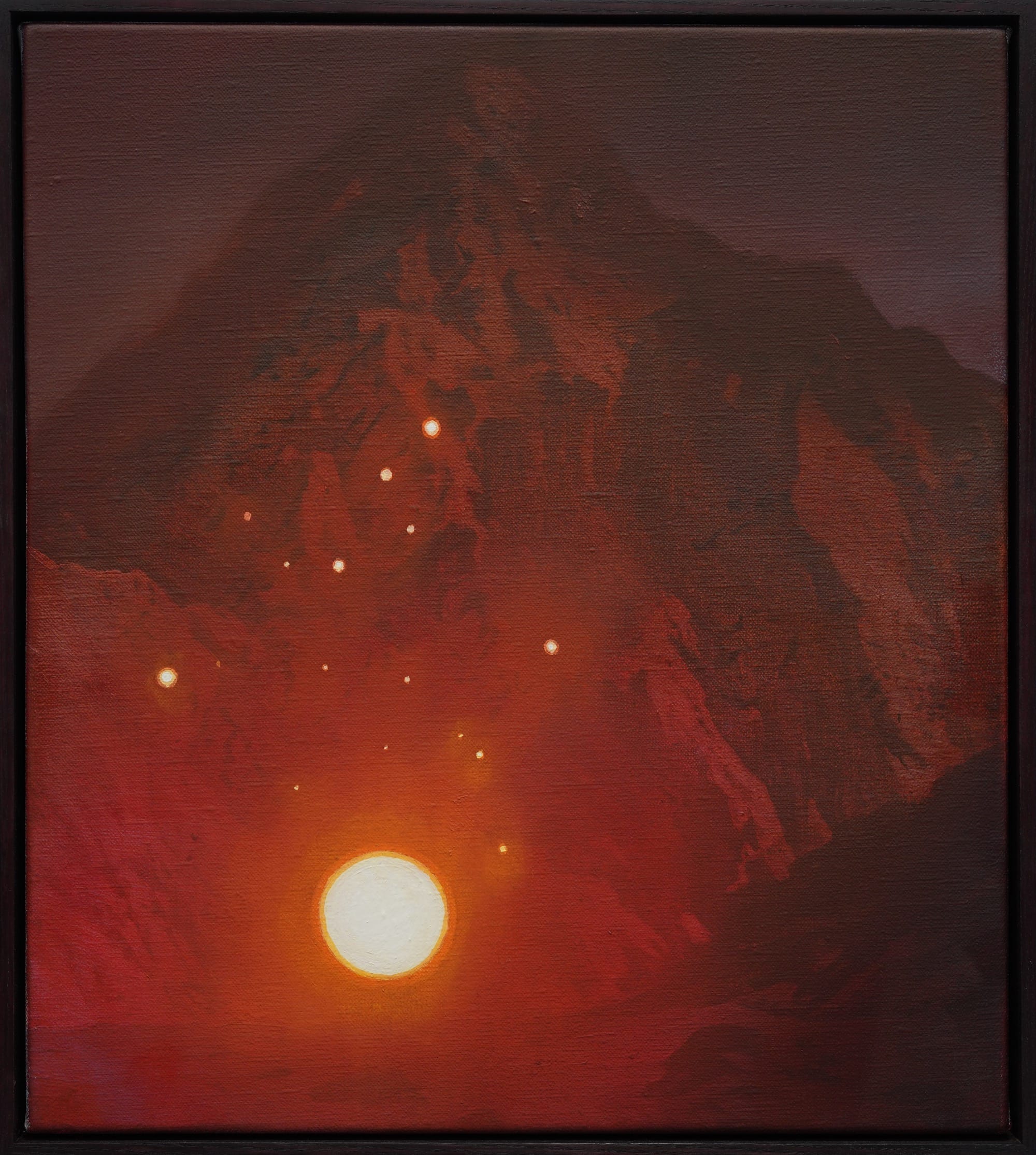 Bloedrood surrealistisch berglandschap van de Schotse kunstenaar Andrew McIntosh met zwevende, lichtgevende bollen.
