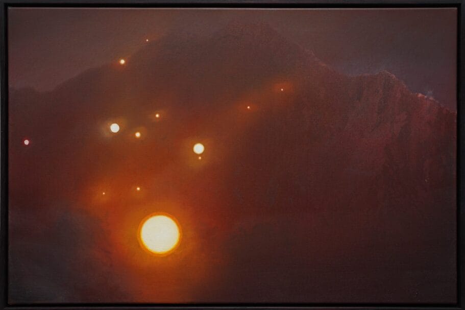 mysterieus rood berglandschap met lichtgevende stippen