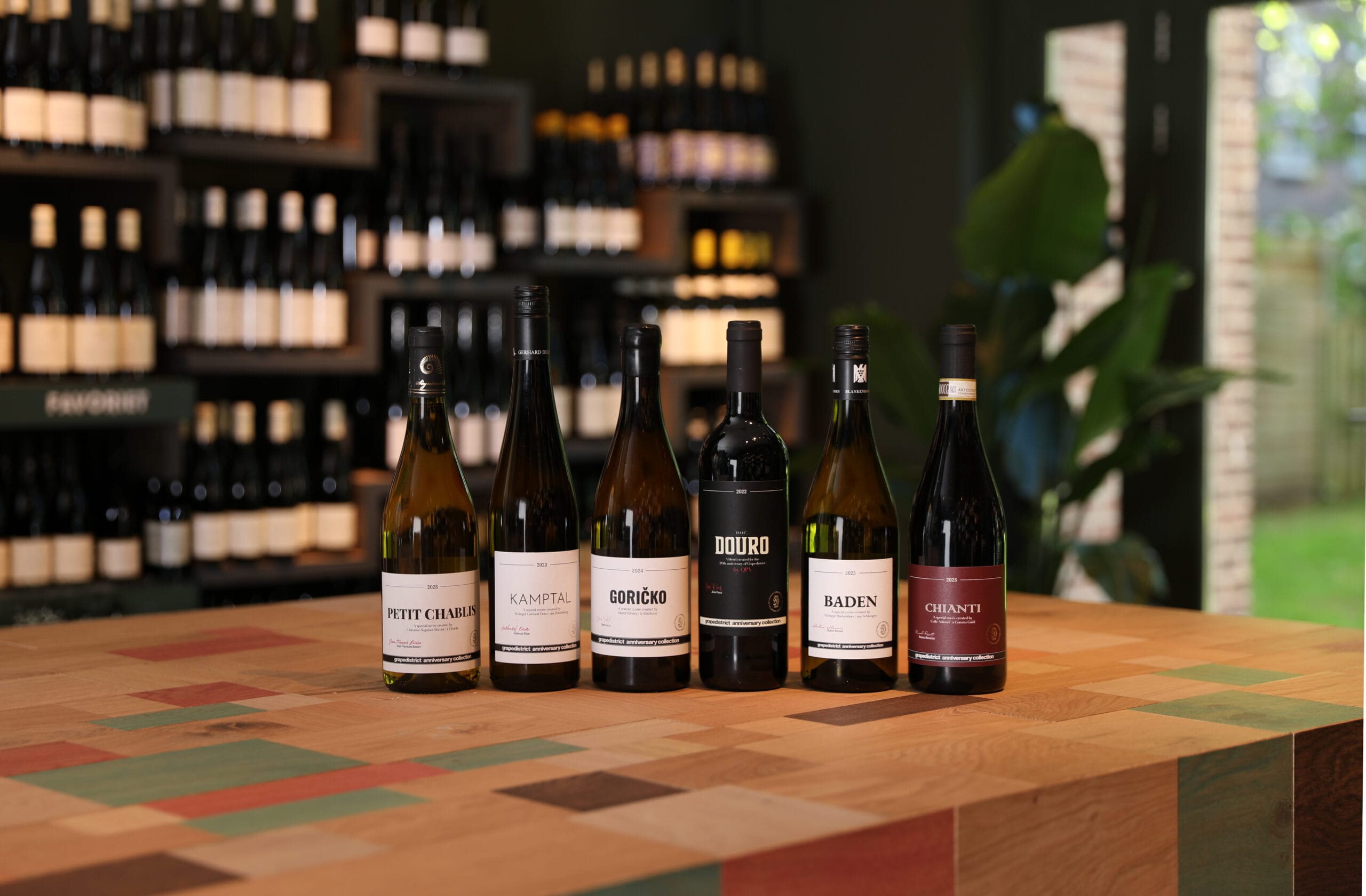 De rebelse jubileumcollectie van Grapedistrict: zes flessen die 20 jaar wijngeschiedenis vieren.