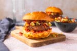 Een heerlijk broodje met de Beyond Burger Korean BBQ