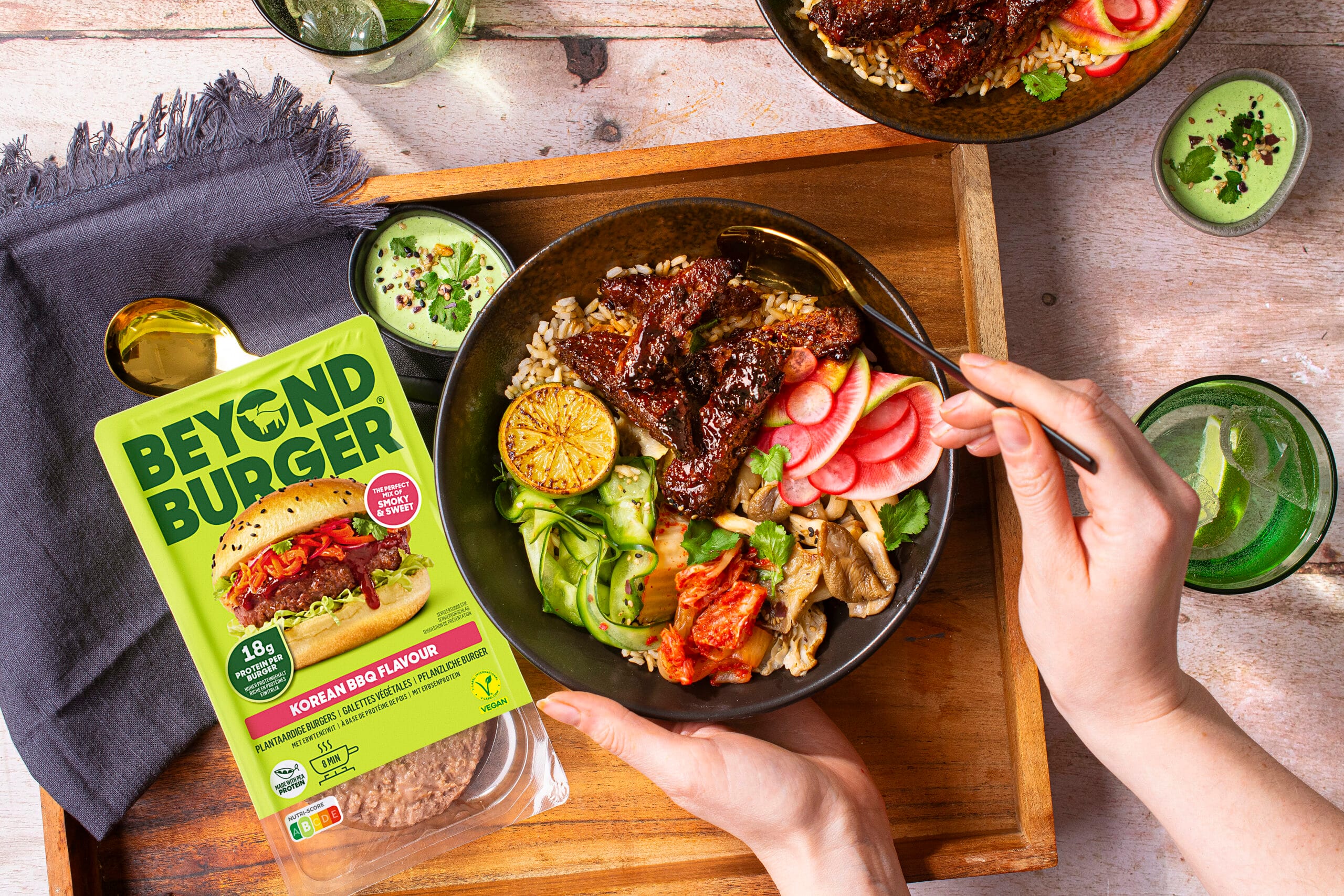 Pittige Koreaanse komkommersalade met knapperige Beyond Burger Korean BBQ