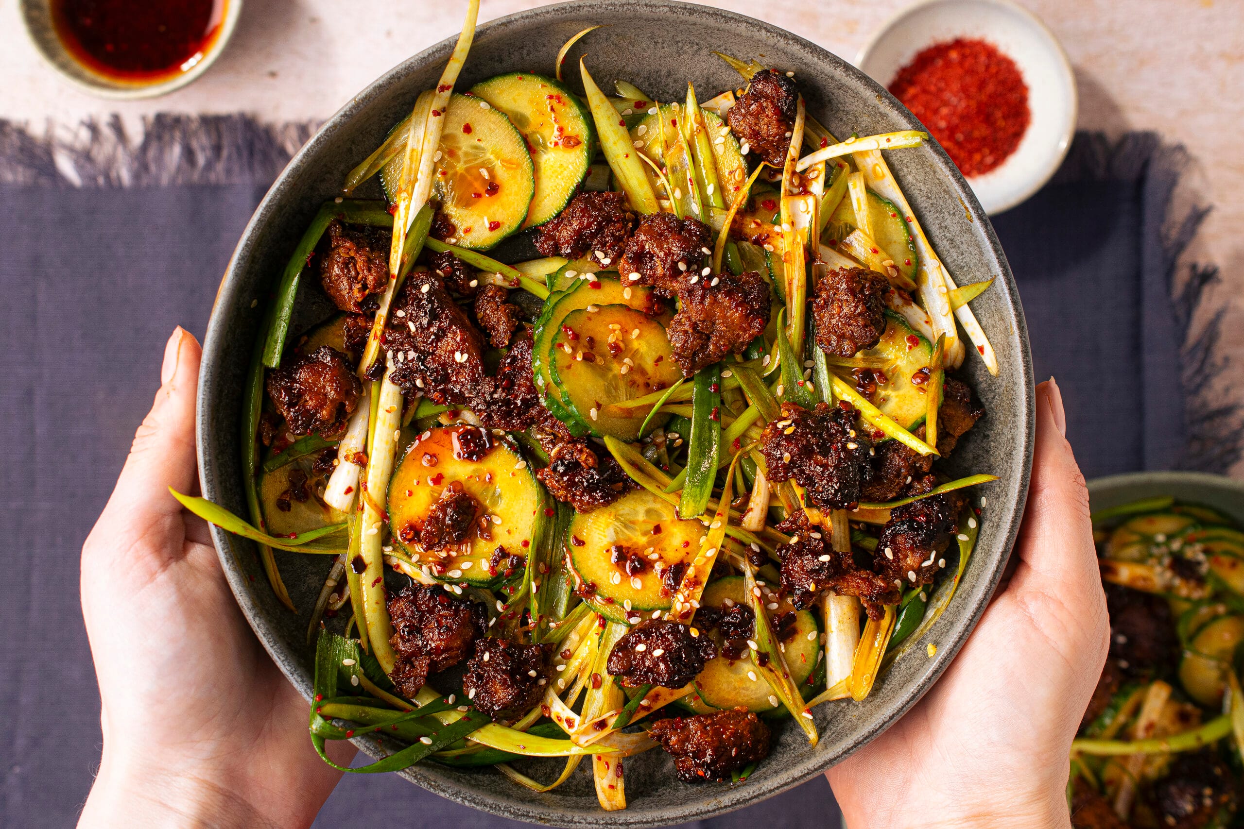 Pittige Koreaanse komkommersalade met knapperige Beyond Burger Korean BBQ