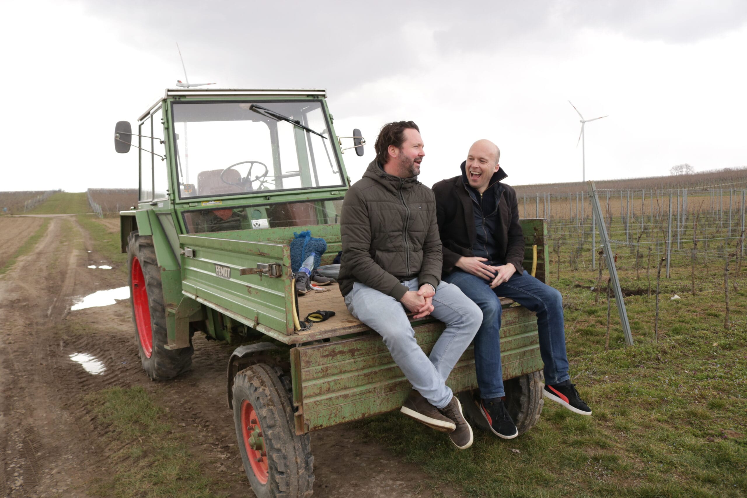 Freek en Gijs in een weiland