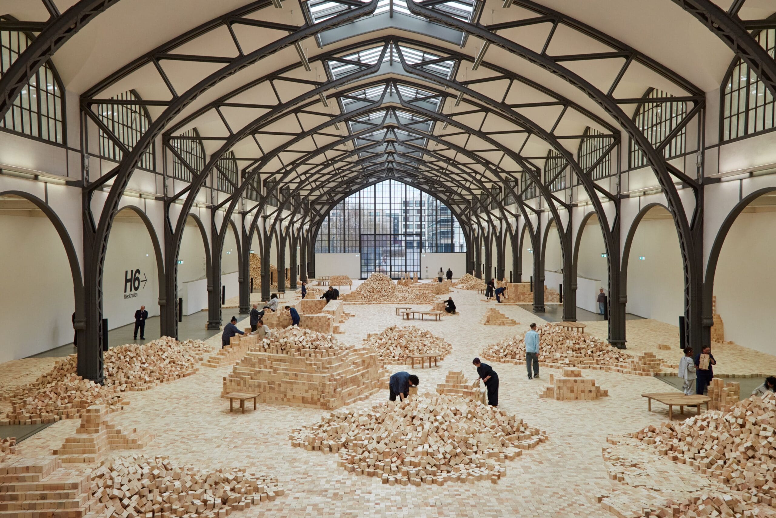 Lina Lapelytė. We Make Years Out of Hours, tentoonstellingszicht Hamburger Bahnhof – Nationalgalerie der Gegenwart, Berlijn, 2026 © Lina Lapelytė. VG Bild-Kunst, Bonn 2026. Foto: Staatliche Museen zu Berlin, Nationalgalerie / Laura Fiorio