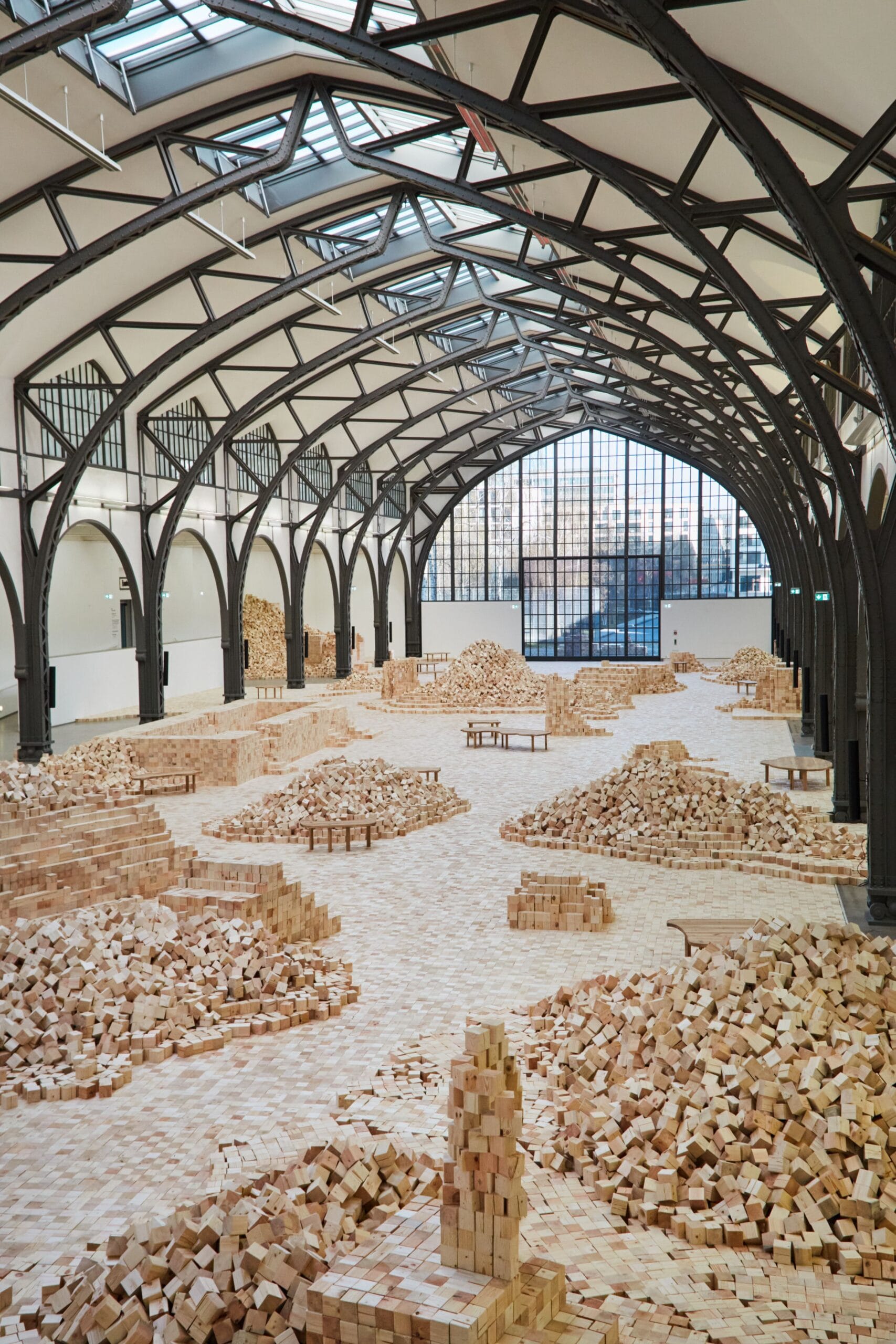 Lina Lapelytė. We Make Years Out of Hours, tentoonstellingszicht Hamburger Bahnhof – Nationalgalerie der Gegenwart, Berlijn, 2026 © Lina Lapelytė. VG Bild-Kunst, Bonn 2026. Foto: Staatliche Museen zu Berlin, Nationalgalerie / Laura Fiorio