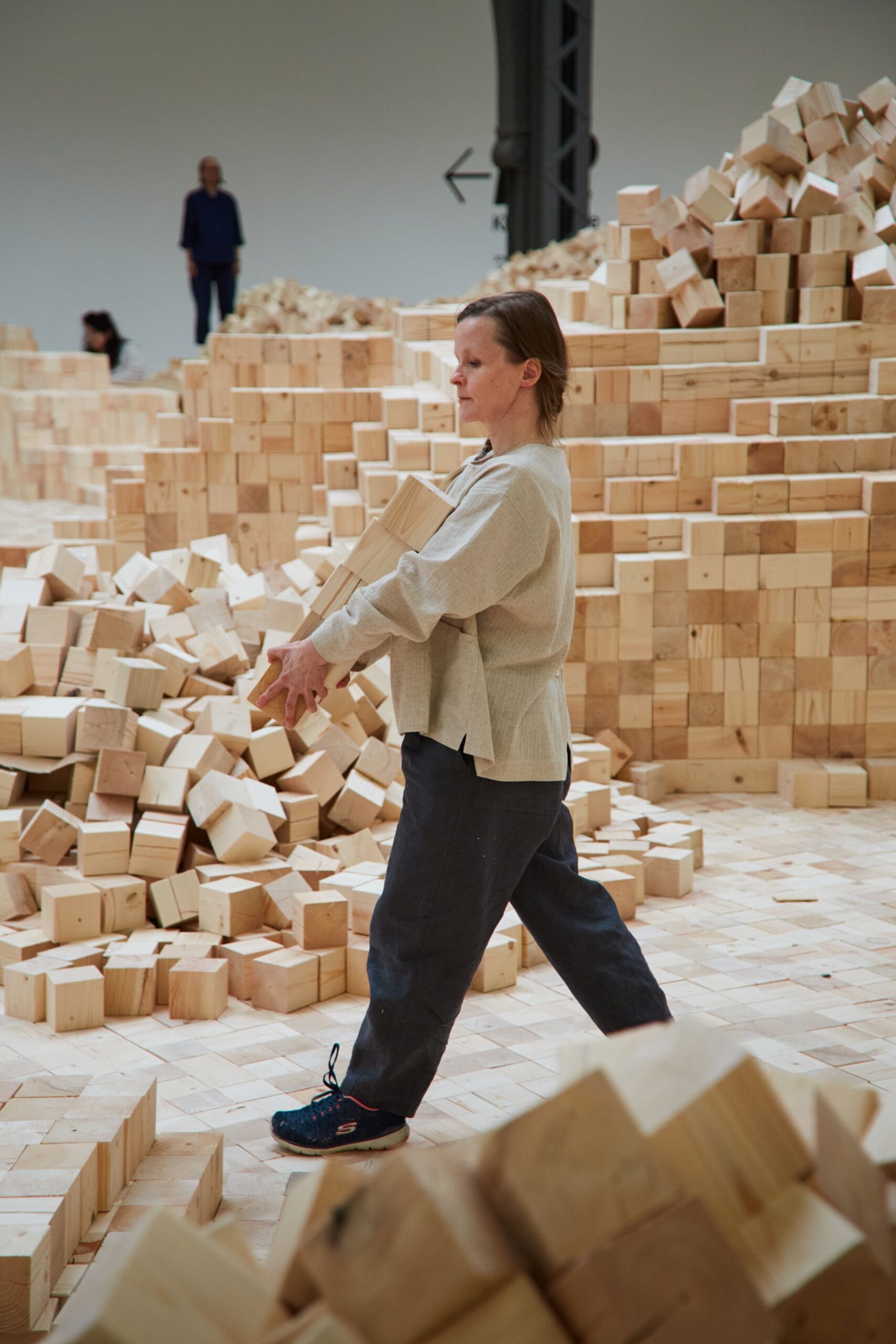 Lina Lapelytė. We Make Years Out of Hours, tentoonstellingszicht Hamburger Bahnhof – Nationalgalerie der Gegenwart, Berlijn, 2026 © Lina Lapelytė. VG Bild-Kunst, Bonn 2026. Foto: Staatliche Museen zu Berlin, Nationalgalerie / Laura Fiorio