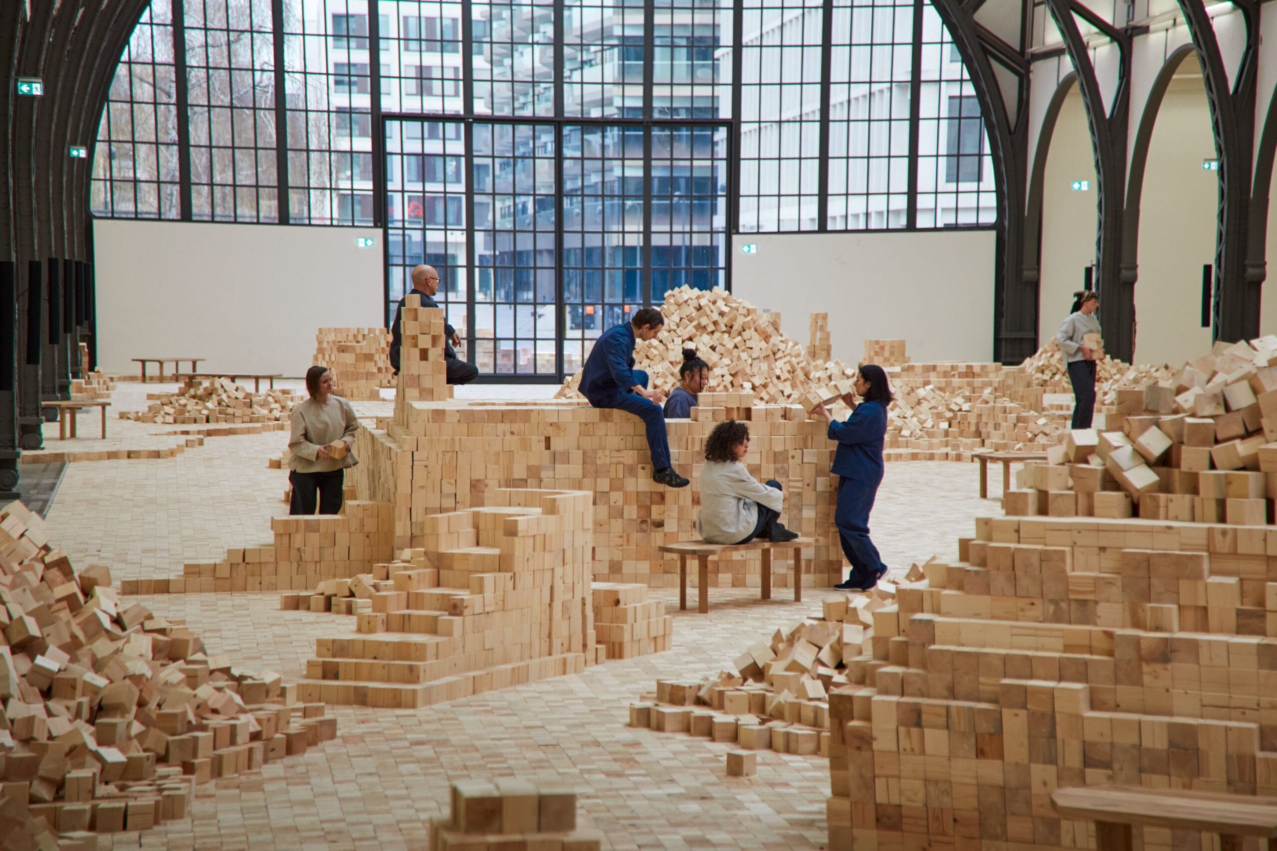 Lina Lapelytė. We Make Years Out of Hours, tentoonstellingszicht Hamburger Bahnhof – Nationalgalerie der Gegenwart, Berlijn, 2026 © Lina Lapelytė. VG Bild-Kunst, Bonn 2026. Foto: Staatliche Museen zu Berlin, Nationalgalerie / Laura Fiorio