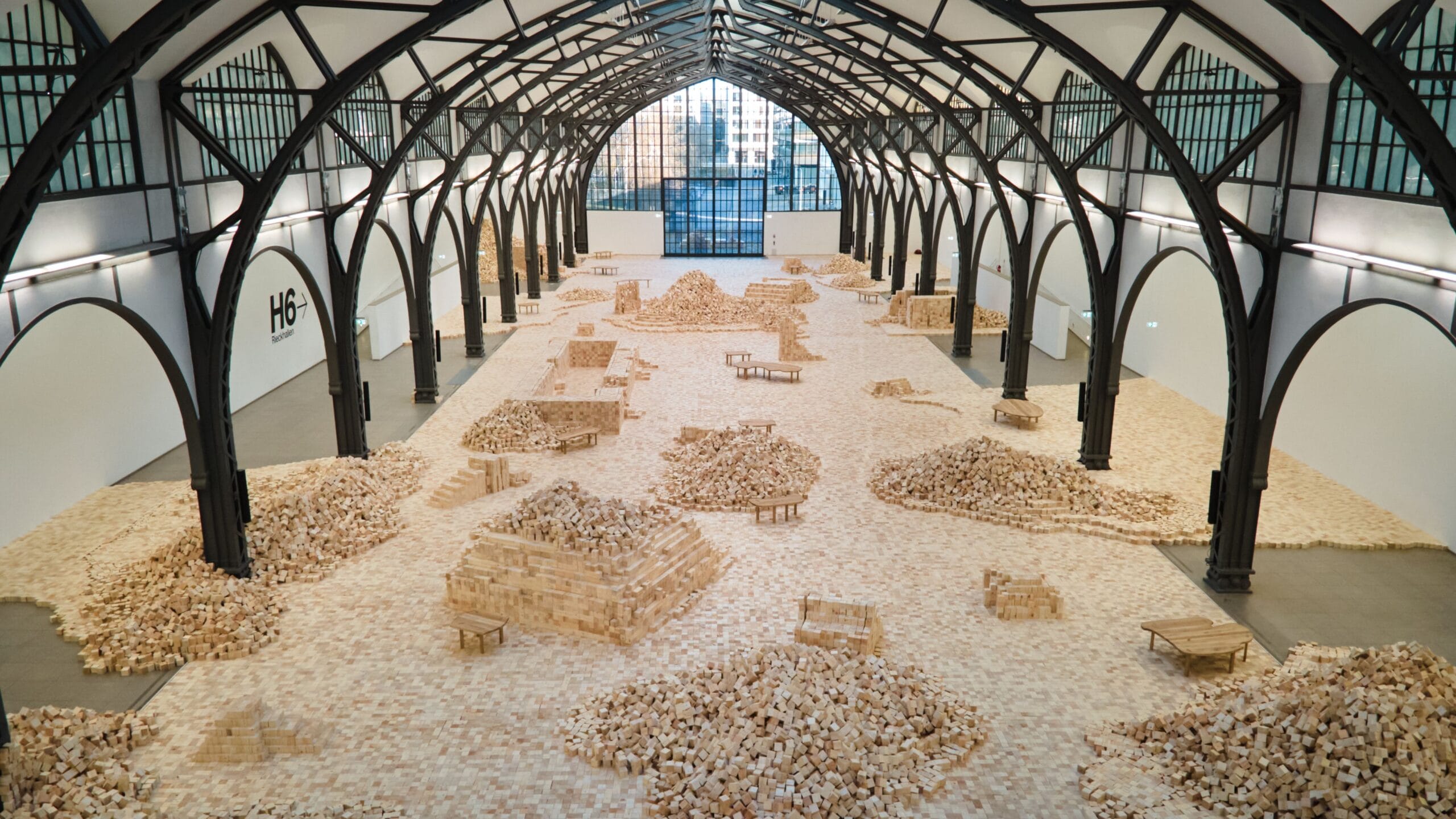 Lina Lapelytė. We Make Years Out of Hours, tentoonstellingszicht Hamburger Bahnhof – Nationalgalerie der Gegenwart, Berlijn, 2026 © Lina Lapelytė. VG Bild-Kunst, Bonn 2026. Foto: Staatliche Museen zu Berlin, Nationalgalerie / Laura Fiorio