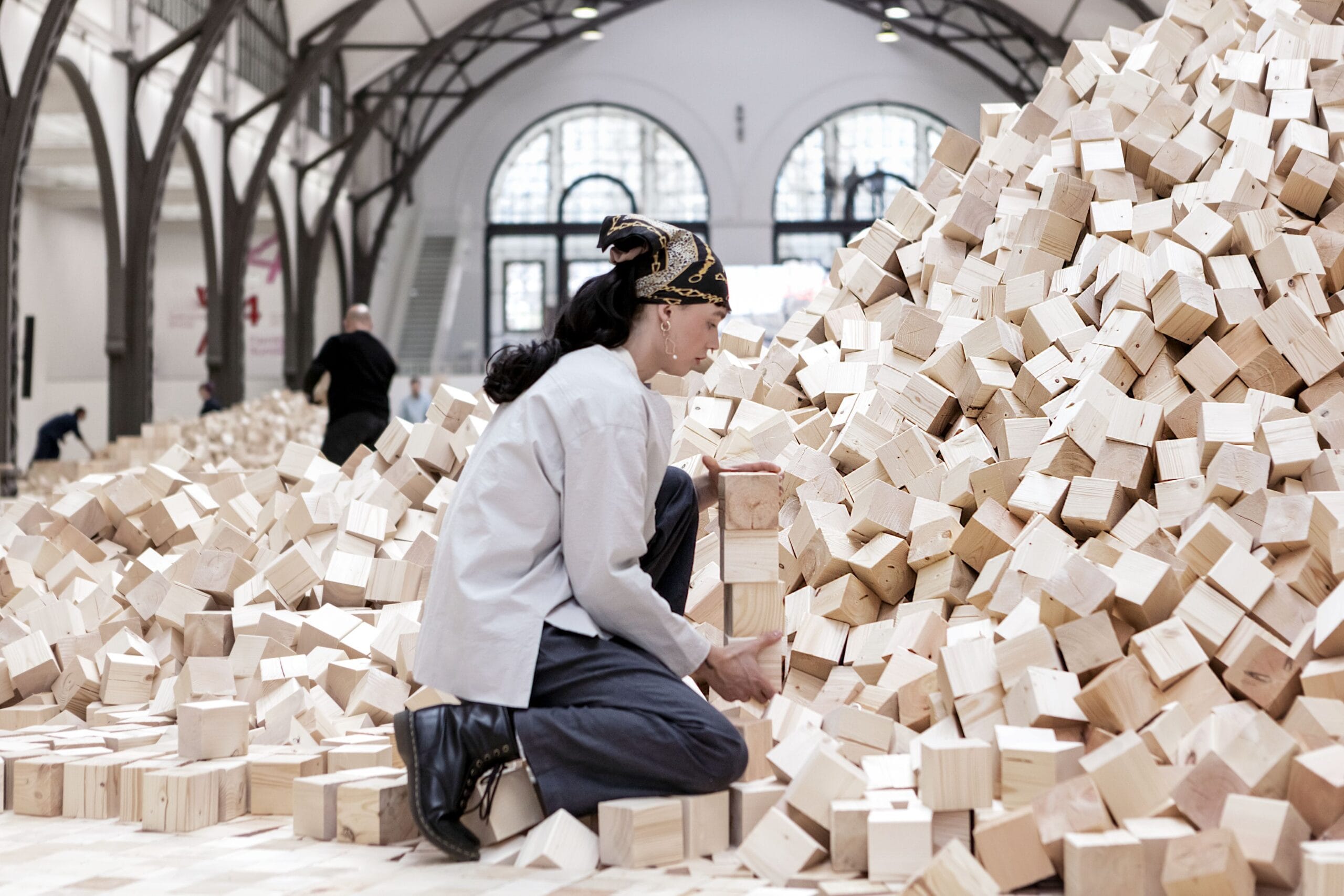 Lina Lapelytė. We Make Years Out of Hours, tentoonstellingszicht Hamburger Bahnhof – Nationalgalerie der Gegenwart, Berlijn, 2026 © Lina Lapelytė. VG Bild-Kunst, Bonn 2026. Foto: Staatliche Museen zu Berlin, Nationalgalerie / Laura Fiorio