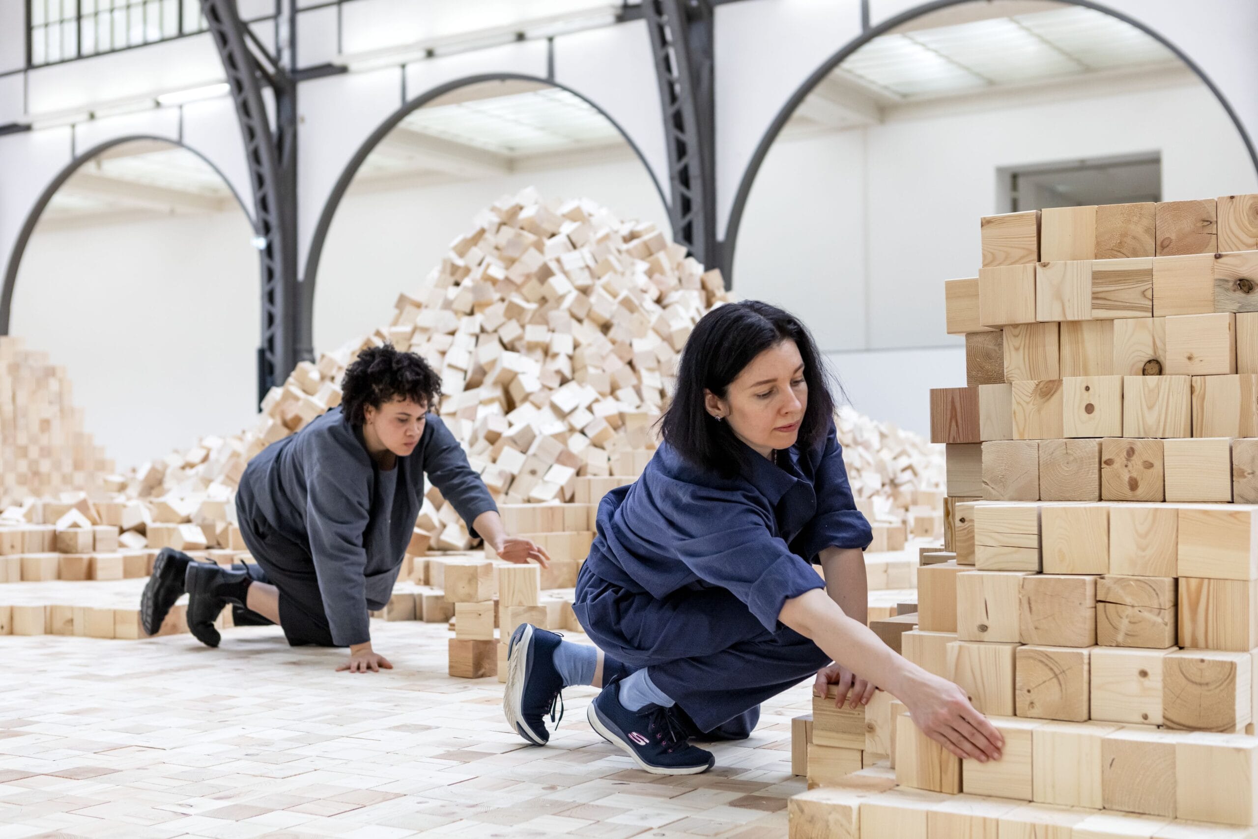 Lina Lapelytė. We Make Years Out of Hours, tentoonstellingszicht Hamburger Bahnhof – Nationalgalerie der Gegenwart, Berlijn, 2026 © Lina Lapelytė. VG Bild-Kunst, Bonn 2026. Foto: Staatliche Museen zu Berlin, Nationalgalerie / Laura Fiorio