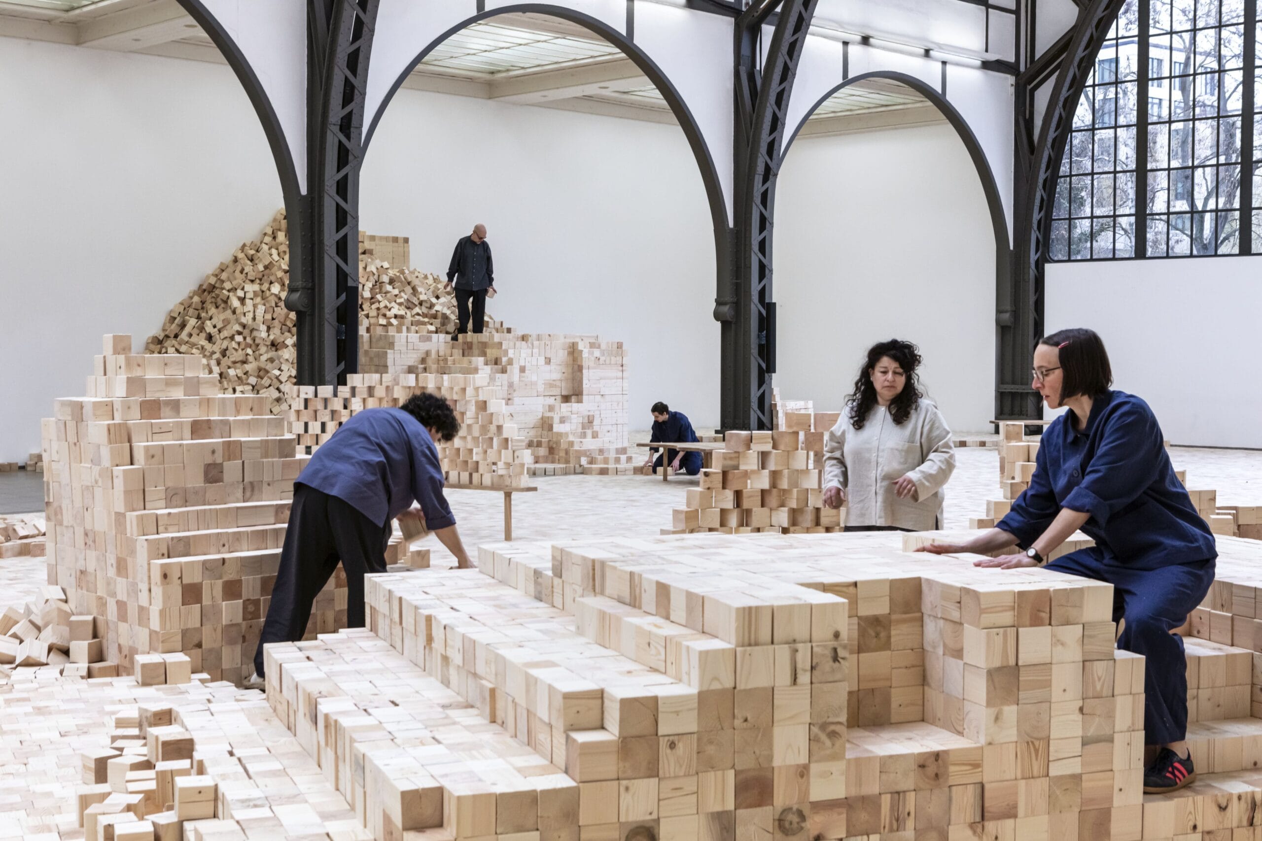 Lina Lapelytė. We Make Years Out of Hours, tentoonstellingszicht Hamburger Bahnhof – Nationalgalerie der Gegenwart, Berlijn, 2026 © Lina Lapelytė. VG Bild-Kunst, Bonn 2026. Foto: Staatliche Museen zu Berlin, Nationalgalerie / Laura Fiorio