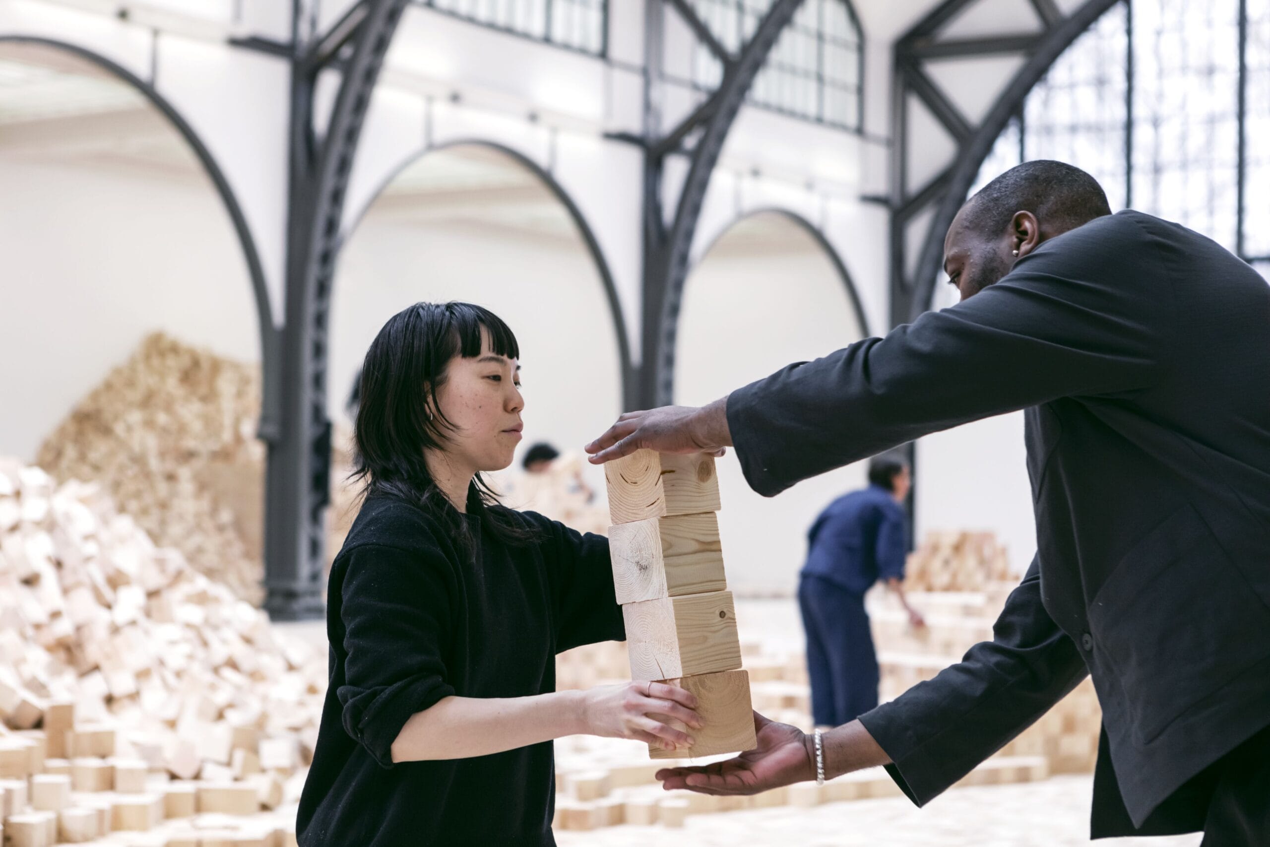Lina Lapelytė. We Make Years Out of Hours, tentoonstellingszicht Hamburger Bahnhof – Nationalgalerie der Gegenwart, Berlijn, 2026 © Lina Lapelytė. VG Bild-Kunst, Bonn 2026. Foto: Staatliche Museen zu Berlin, Nationalgalerie / Laura Fiorio