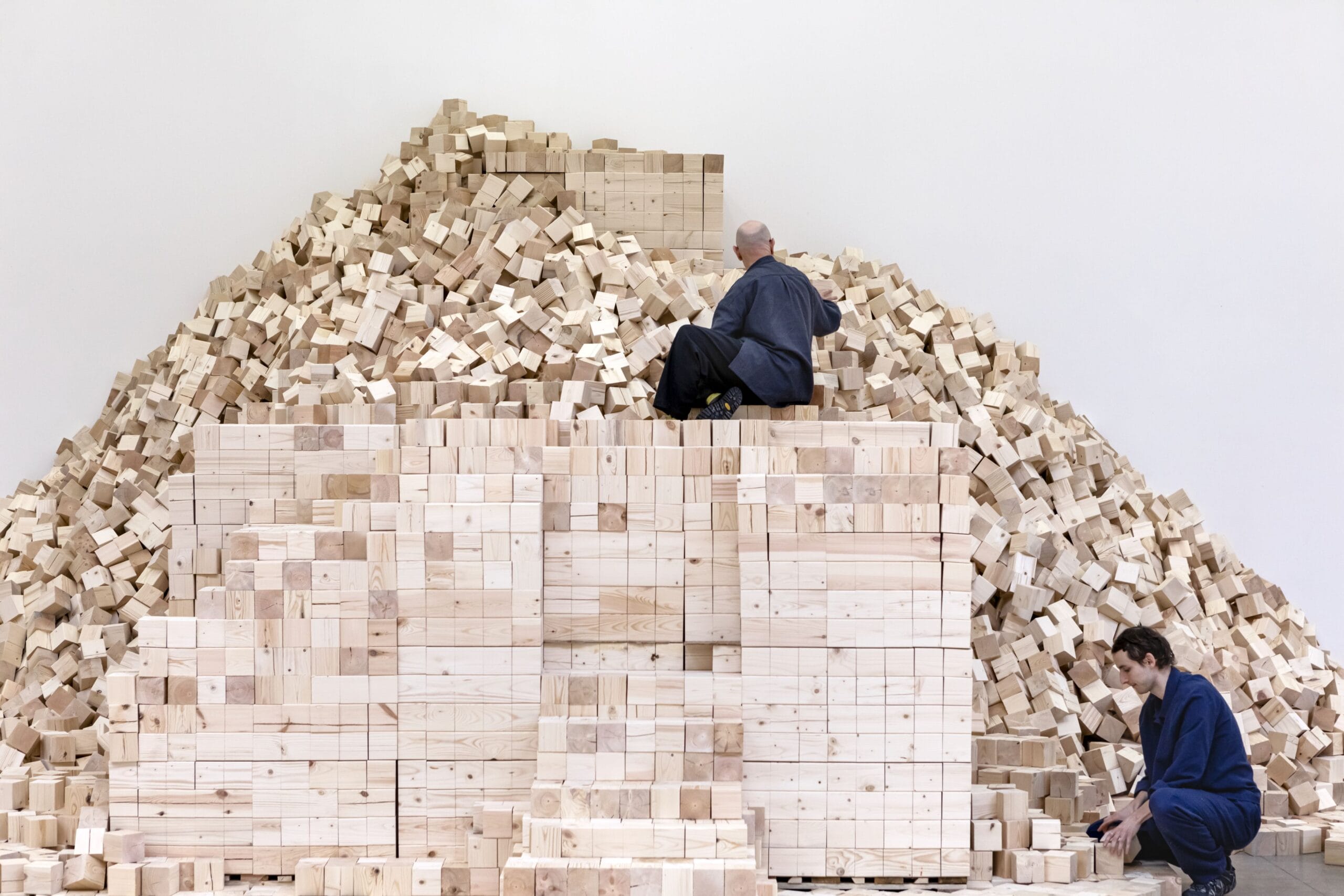 Lina Lapelytė. We Make Years Out of Hours, tentoonstellingszicht Hamburger Bahnhof – Nationalgalerie der Gegenwart, Berlijn, 2026 © Lina Lapelytė. VG Bild-Kunst, Bonn 2026. Foto: Staatliche Museen zu Berlin, Nationalgalerie / Laura Fiorio