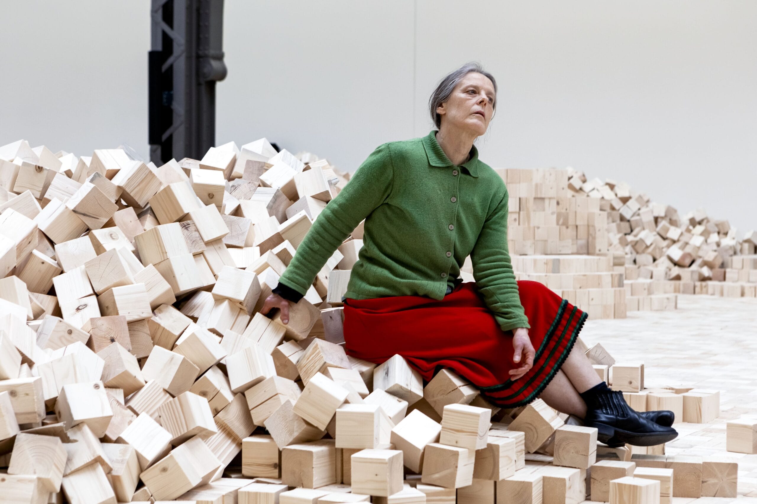 Lina Lapelytė. We Make Years Out of Hours, tentoonstellingszicht Hamburger Bahnhof – Nationalgalerie der Gegenwart, Berlijn, 2026 © Lina Lapelytė. VG Bild-Kunst, Bonn 2026. Foto: Staatliche Museen zu Berlin, Nationalgalerie / Laura Fiorio