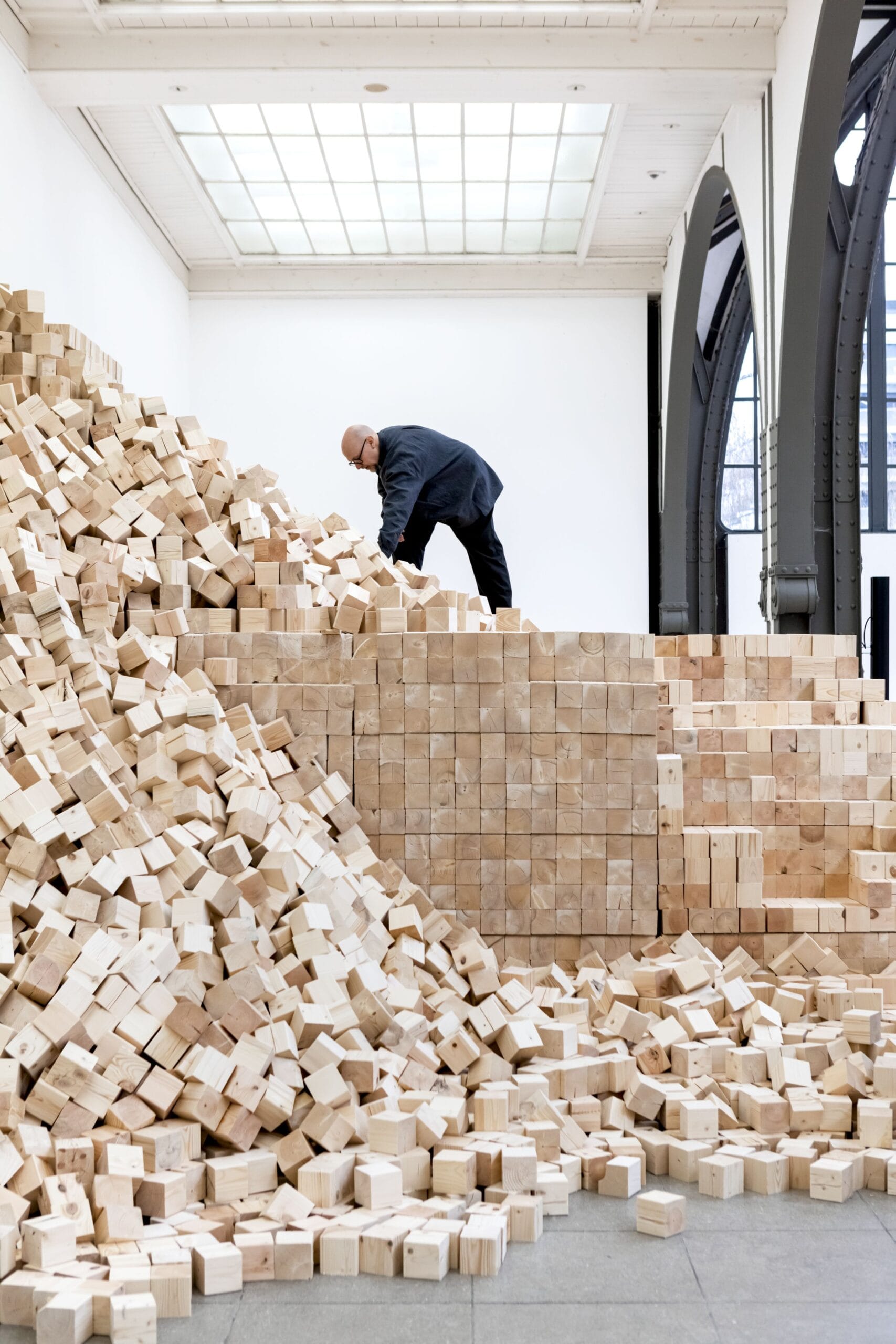 Lina Lapelytė. We Make Years Out of Hours, tentoonstellingszicht Hamburger Bahnhof – Nationalgalerie der Gegenwart, Berlijn, 2026 © Lina Lapelytė. VG Bild-Kunst, Bonn 2026. Foto: Staatliche Museen zu Berlin, Nationalgalerie / Laura Fiorio