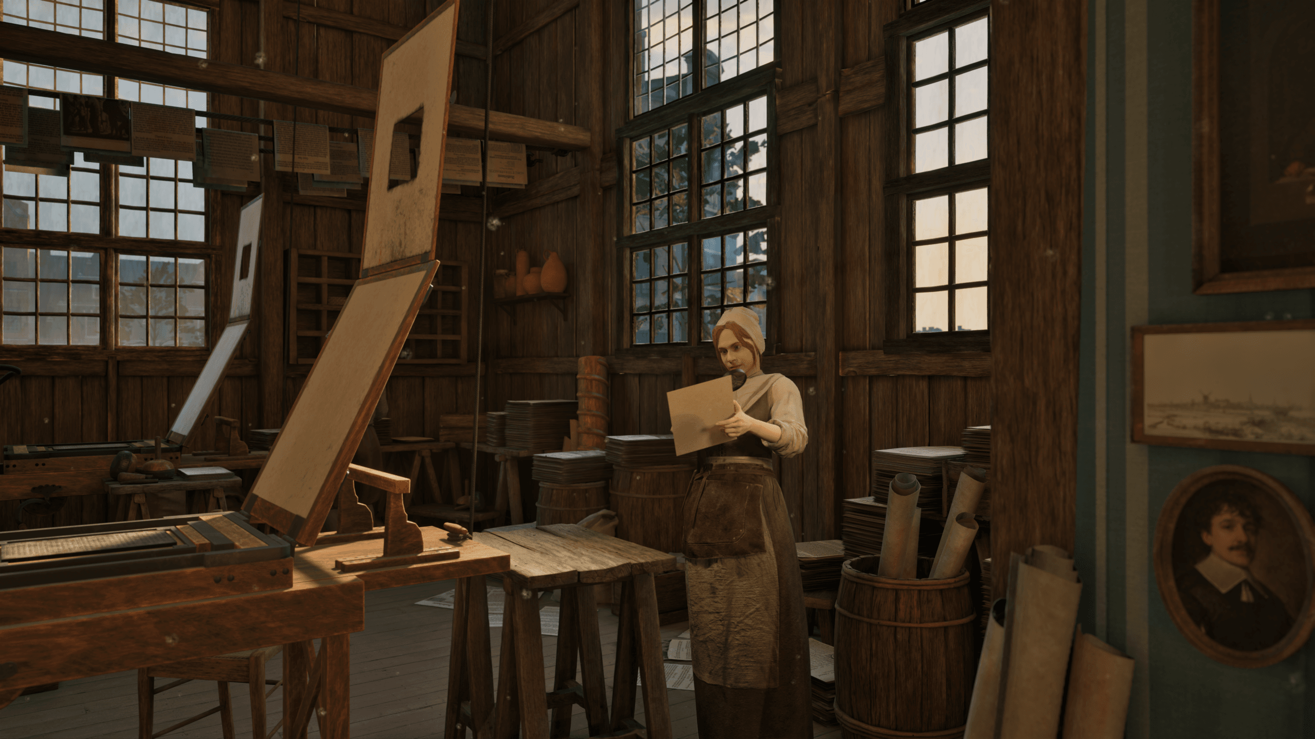Een vrouw in historische kleding bekijkt een vers gedrukt vel papier in een 17e-eeuwse drukkerij met houten drukpersen