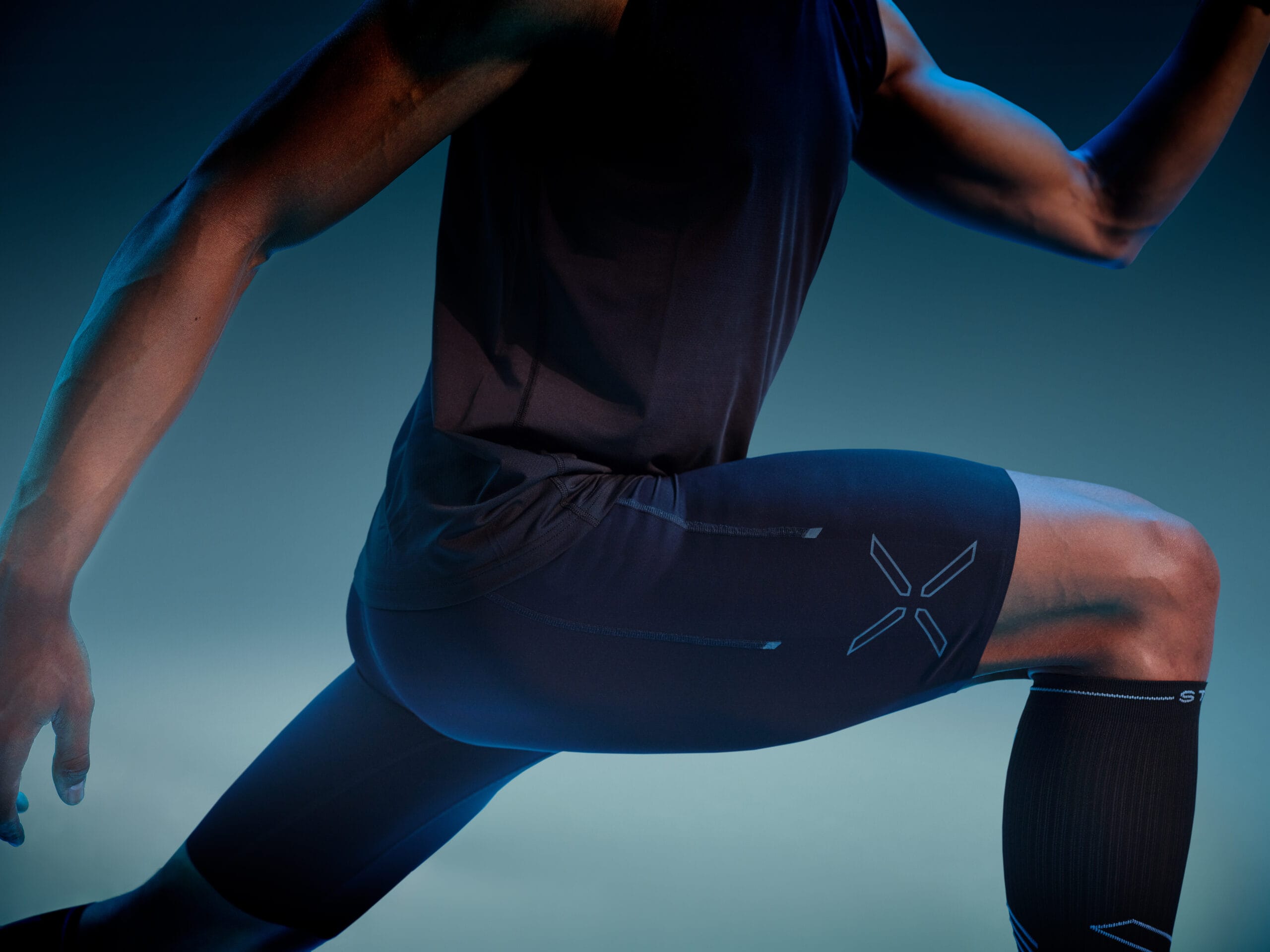 Close-up van de gerichte compressiezones op de bovenbenen van de STOX hardloopkleding