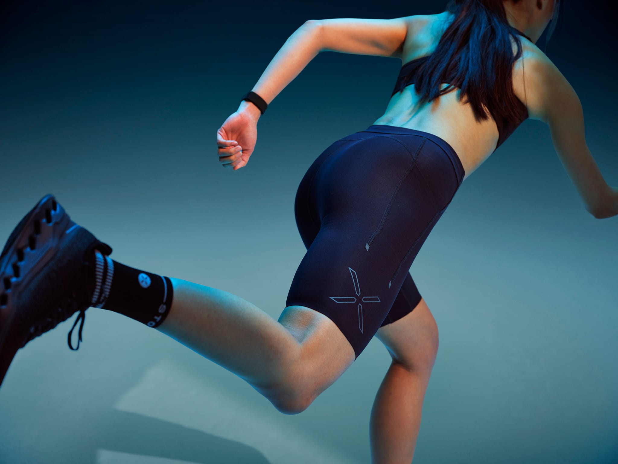 Detailopname van de ademende en vochtafvoerende stof van de STOX Running Tights