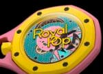 De transparante achterzijde van het Royal Pop horloge toont het automatische Swatch SISTEM51 uurwerk.