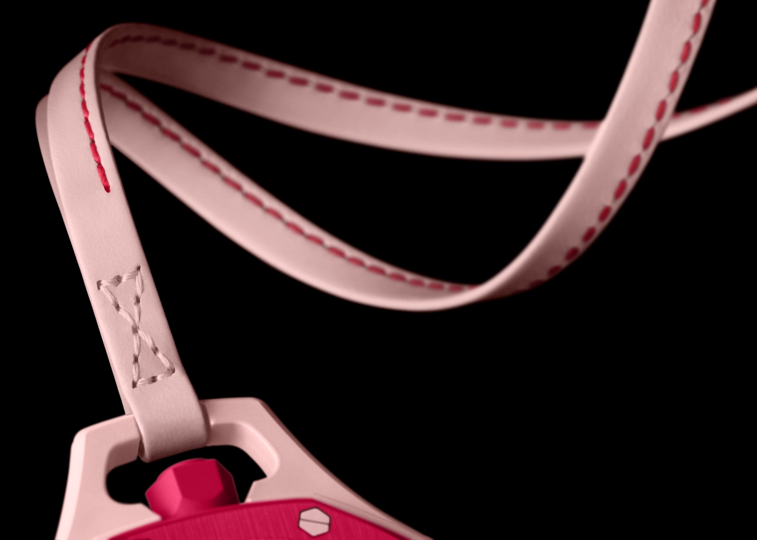 Het Audemars Piguet x Swatch horloge bevestigd aan een kalfsleren koord om als ketting te dragen.