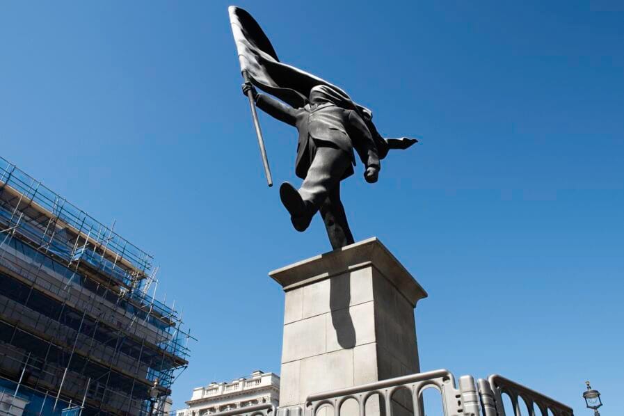 Een nieuw standbeeld van een man met een vlag door kunstenaar Banksy in het hart van Londen