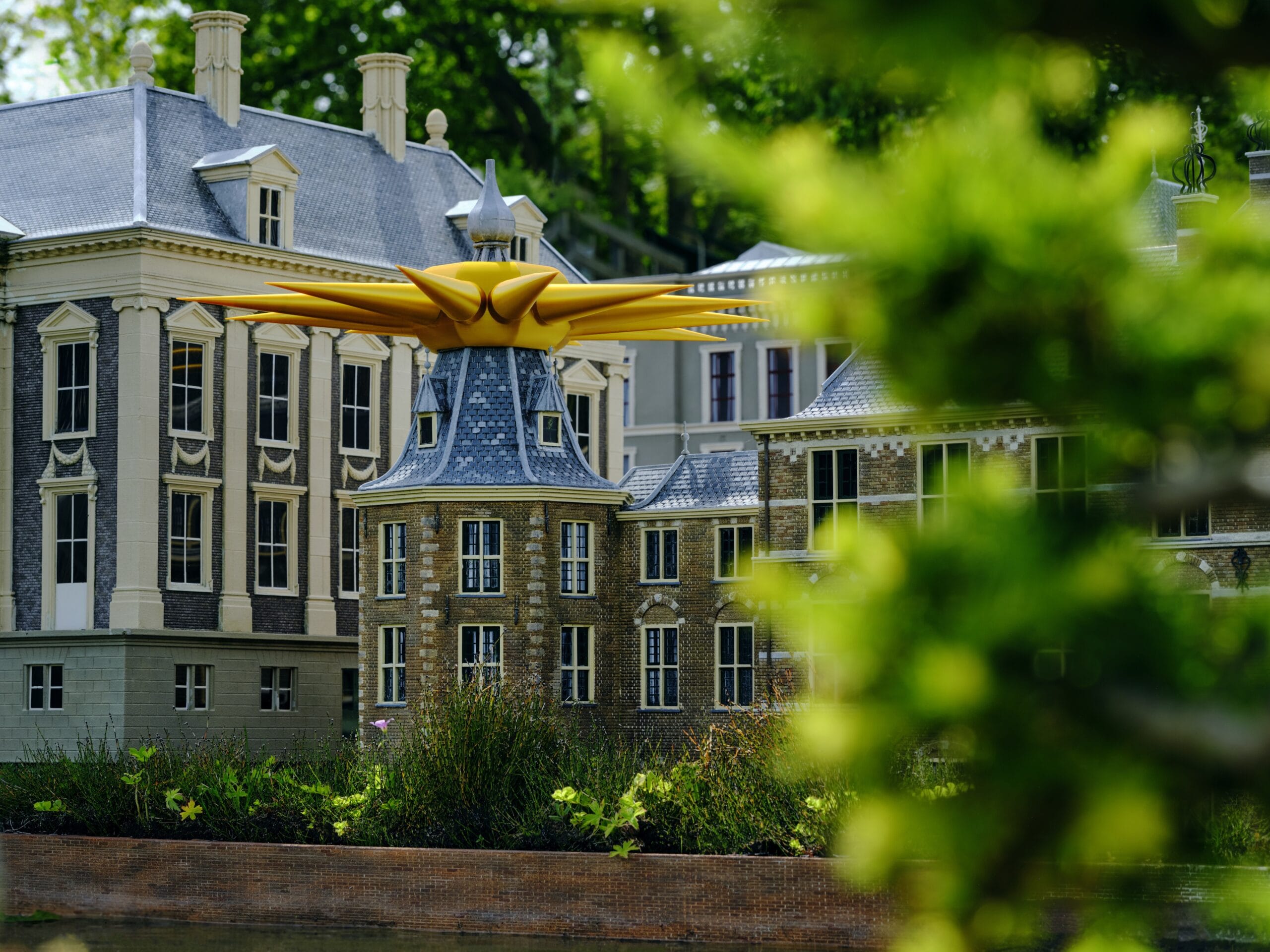 Miniatuur van het Torentje op het Binnenhof in Madurodam met een grote gele zon op het dak