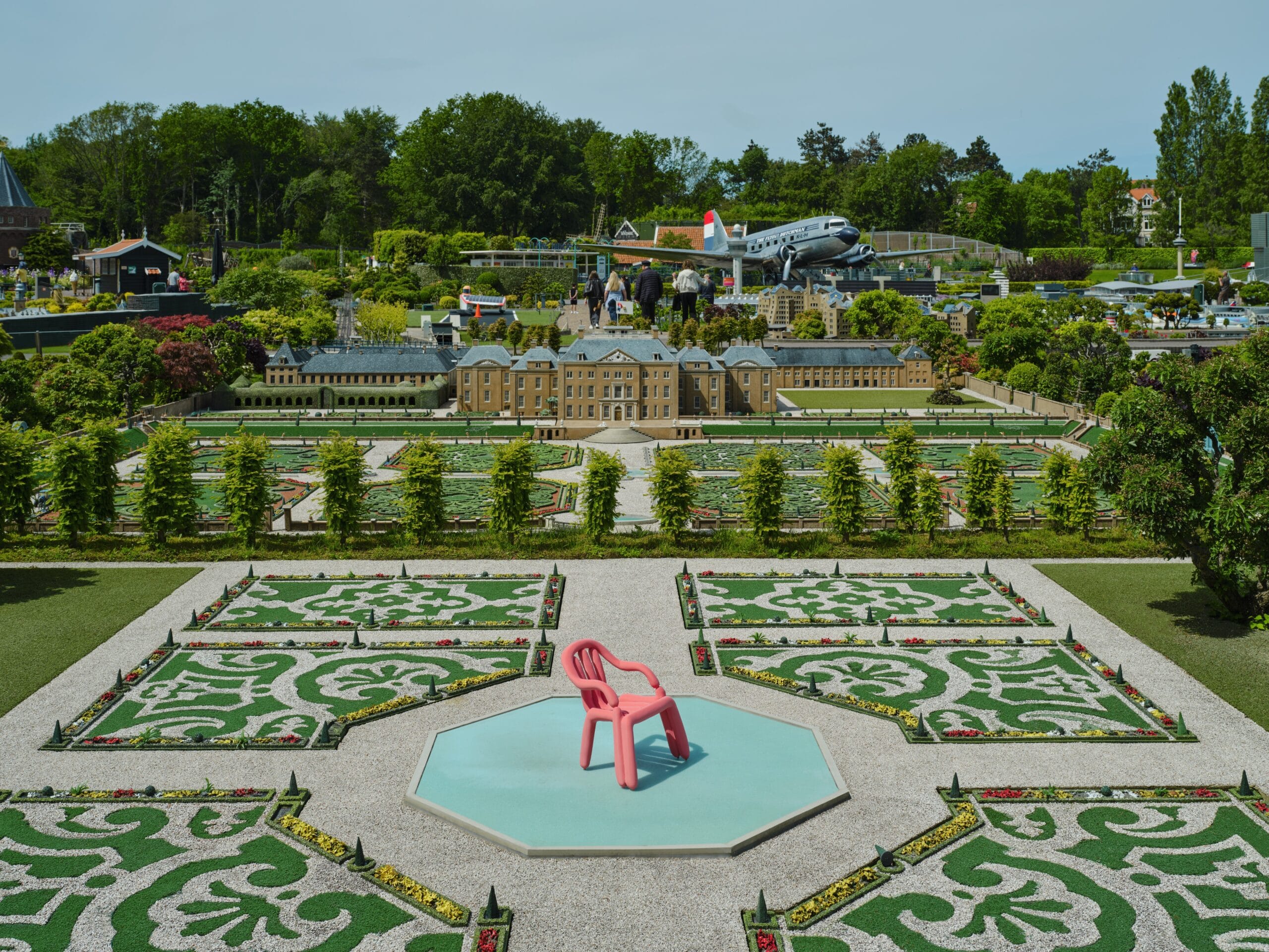 Miniatuur van Paleis Het Loo in Madurodam met een opvallende grote roze stoel in de paleistuin