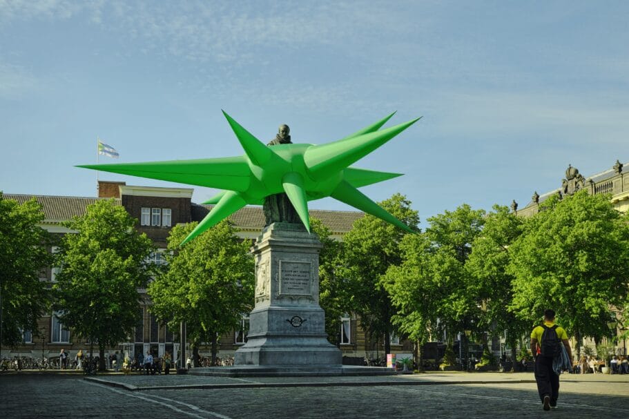 Het standbeeld van Willem van Oranje op het Plein in Den Haag, omringd door een grote felgroene opblaasbare ster