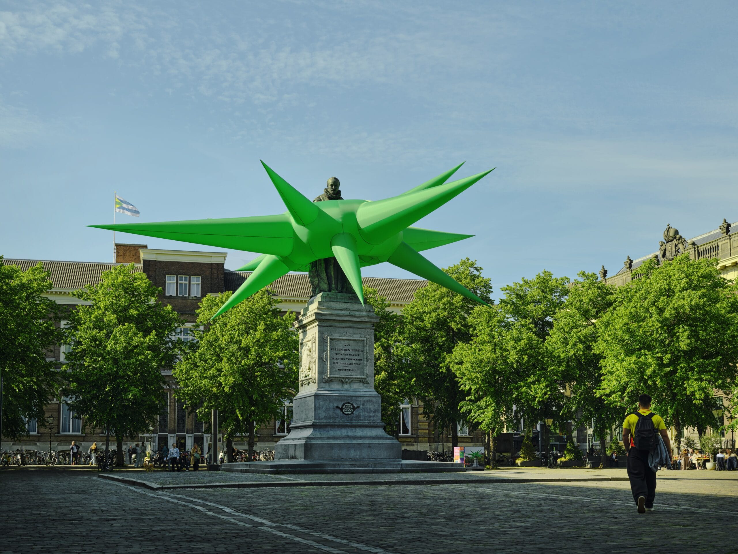 Het standbeeld van Willem van Oranje op het Plein in Den Haag, omringd door een grote felgroene opblaasbare ster