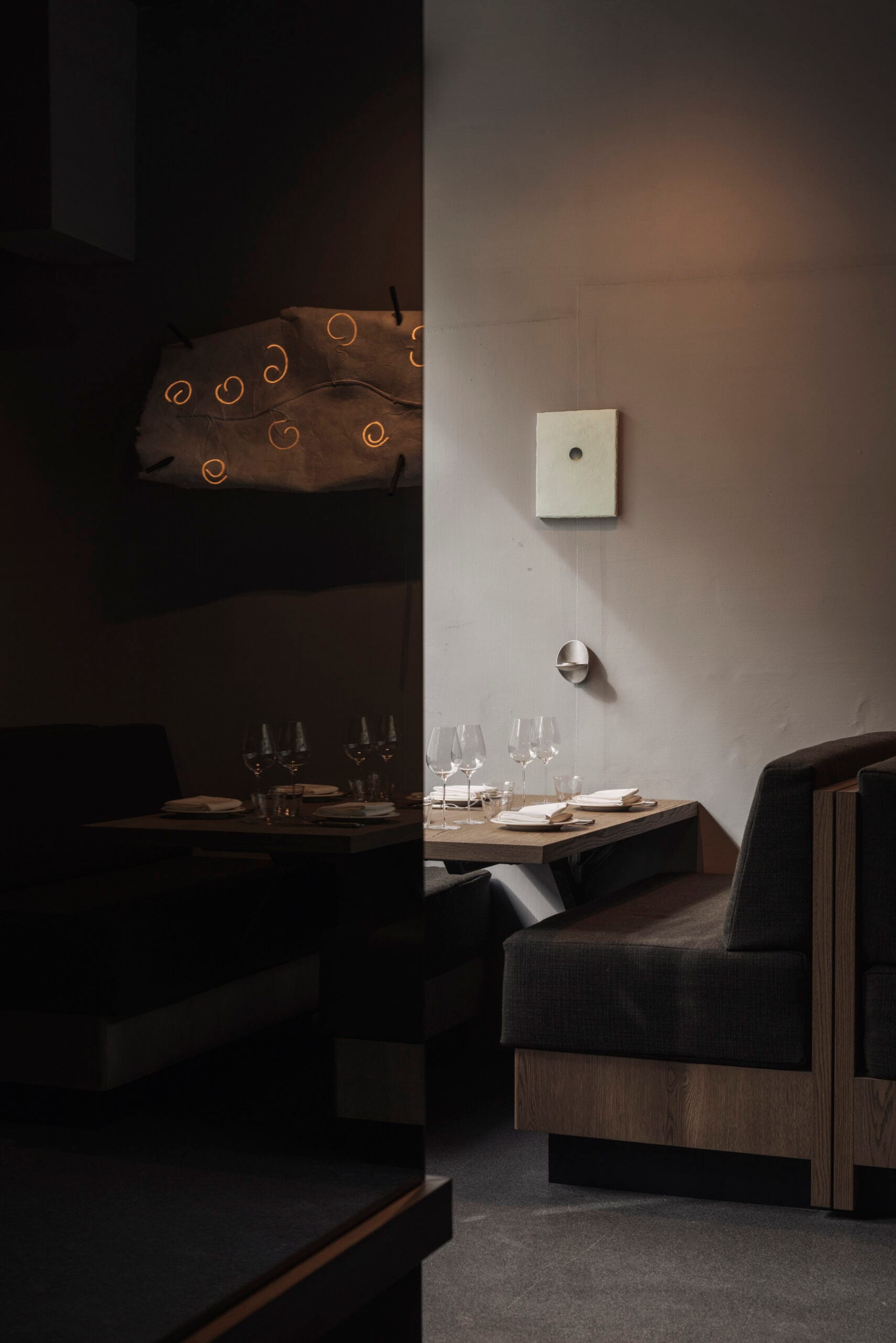 Natuurlijke lichtinval door de grote ramen in de zaal van het restaurant.